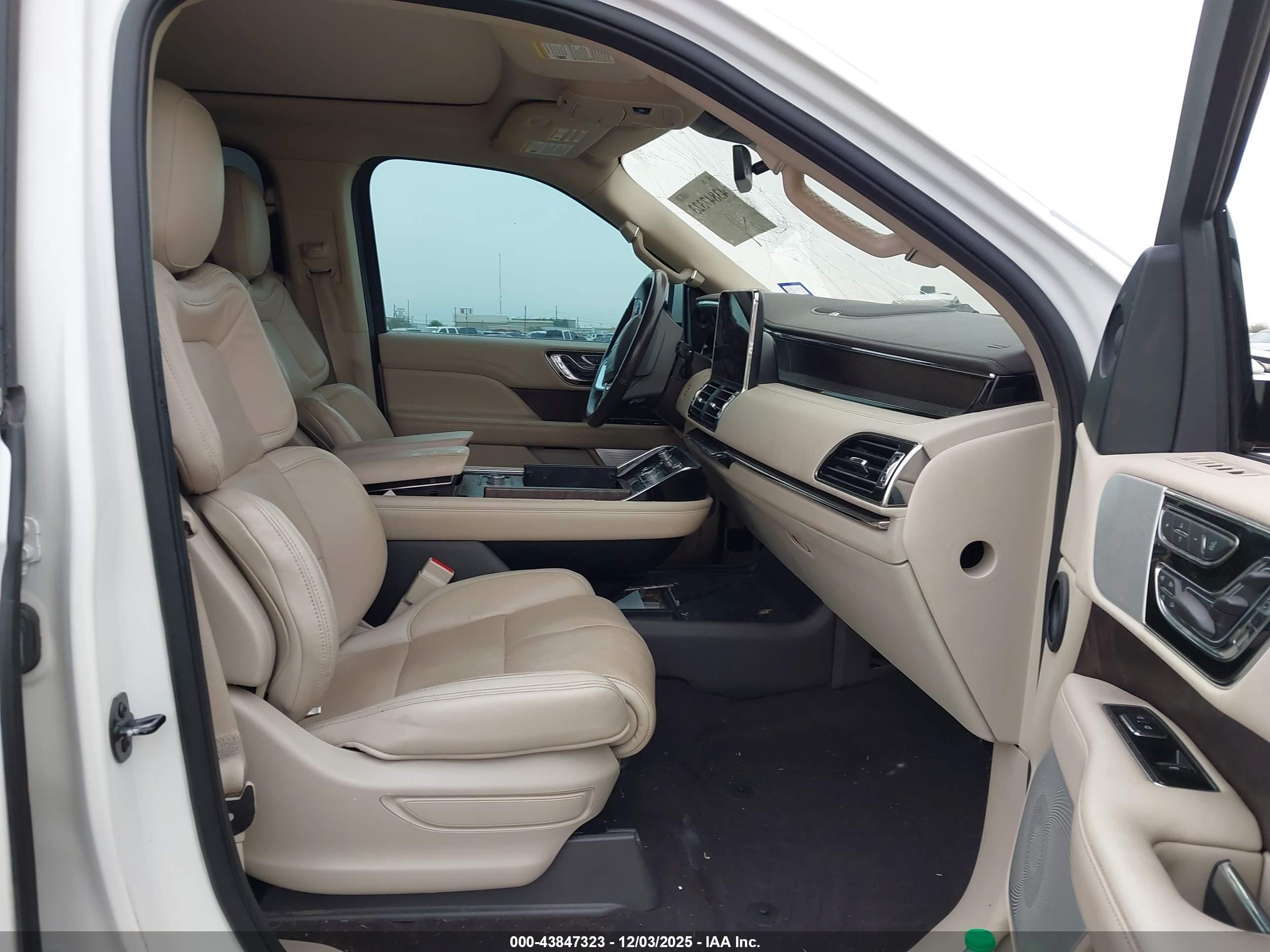 LINCOLN NAVIGATOR image 5