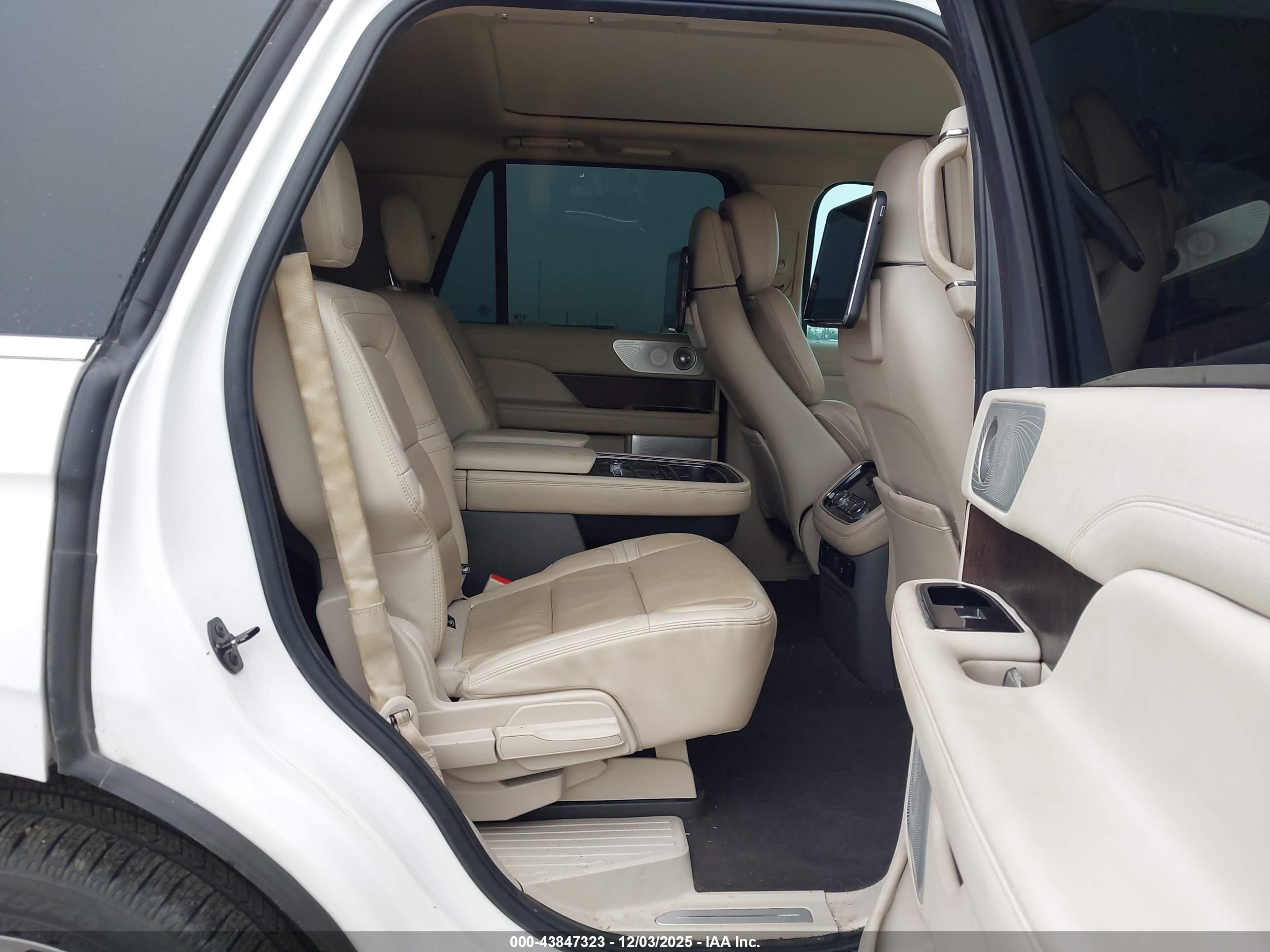 LINCOLN NAVIGATOR image 8