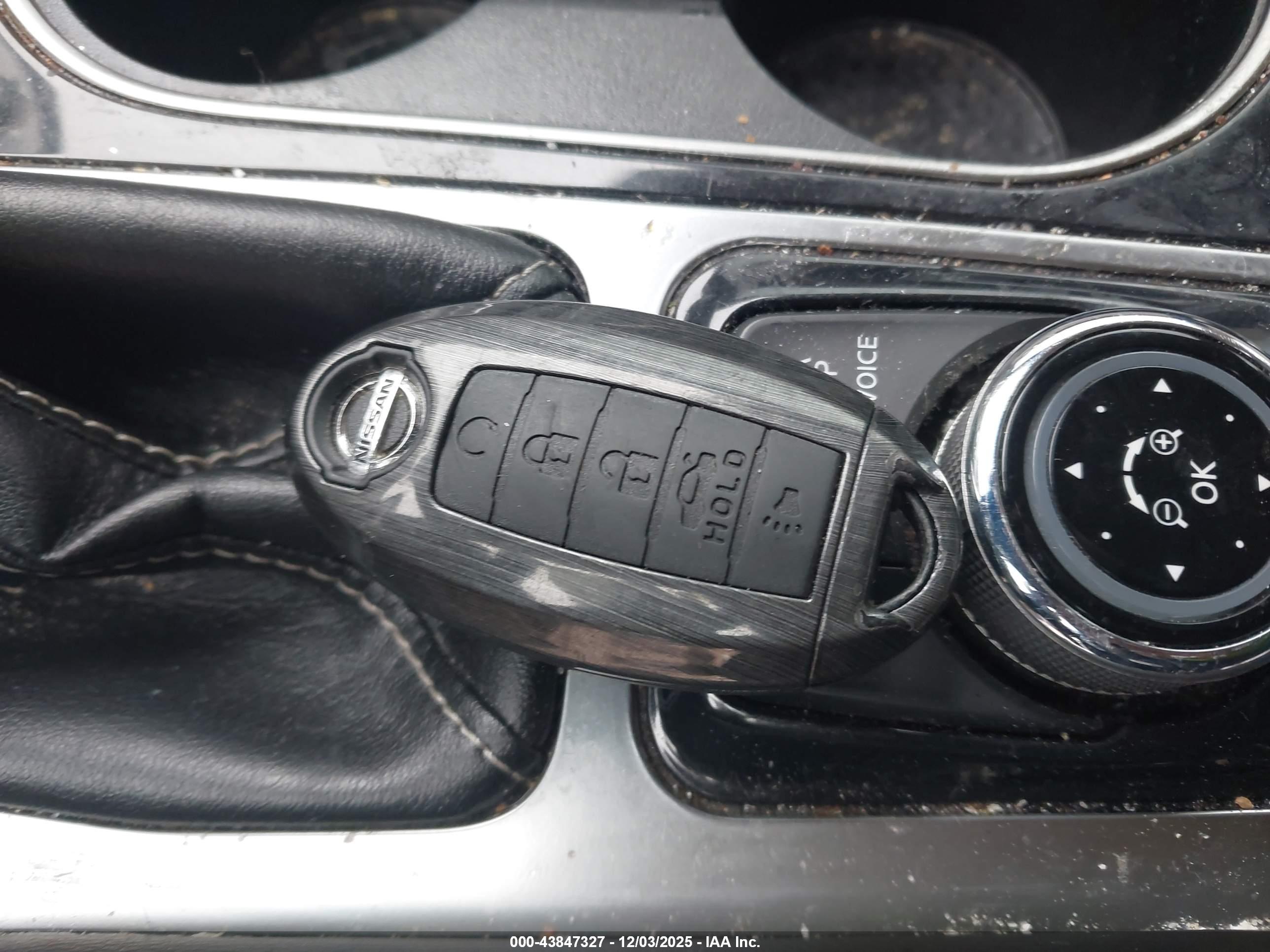 NISSAN MAXIMA image 11