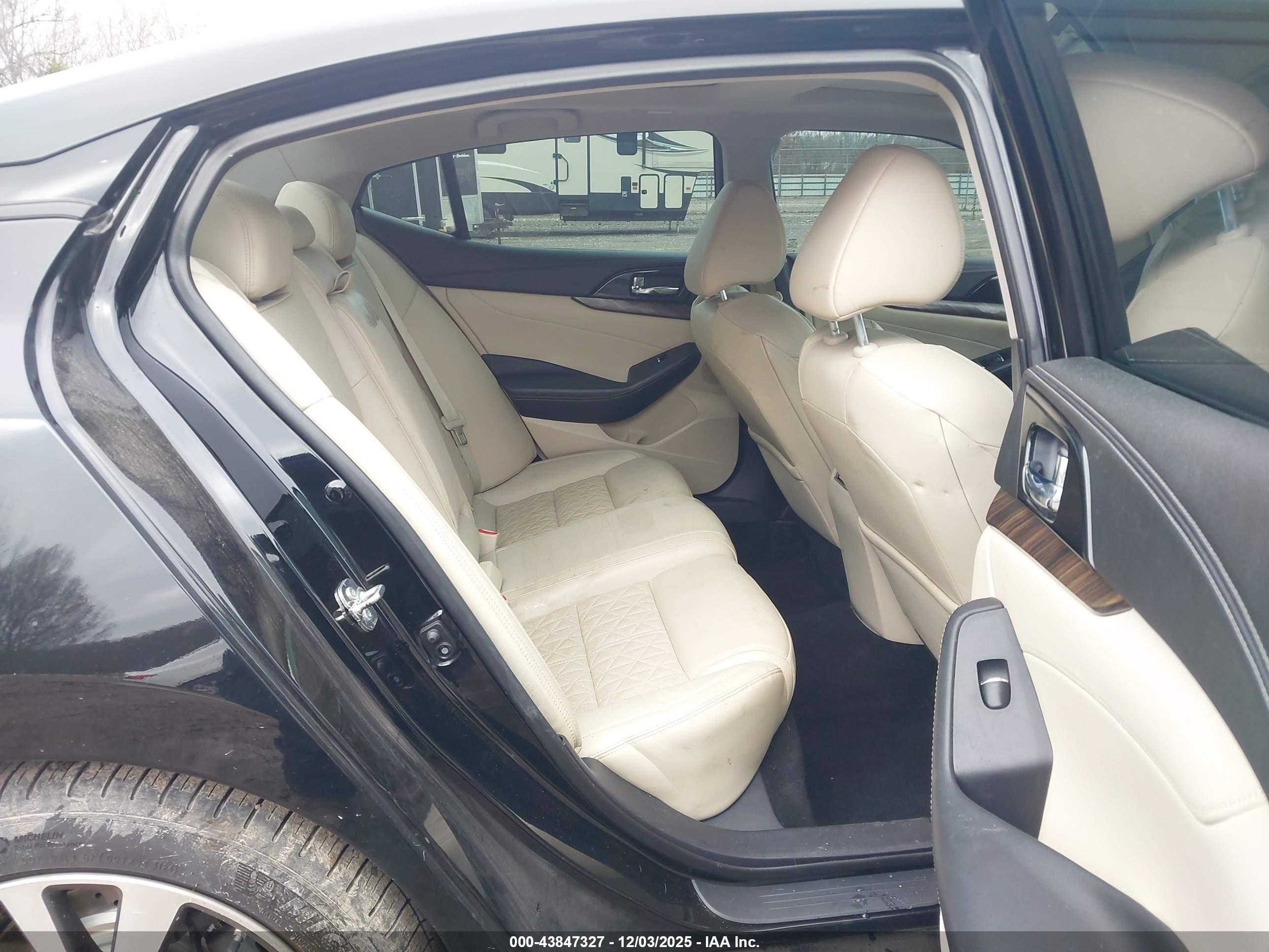 NISSAN MAXIMA image 8