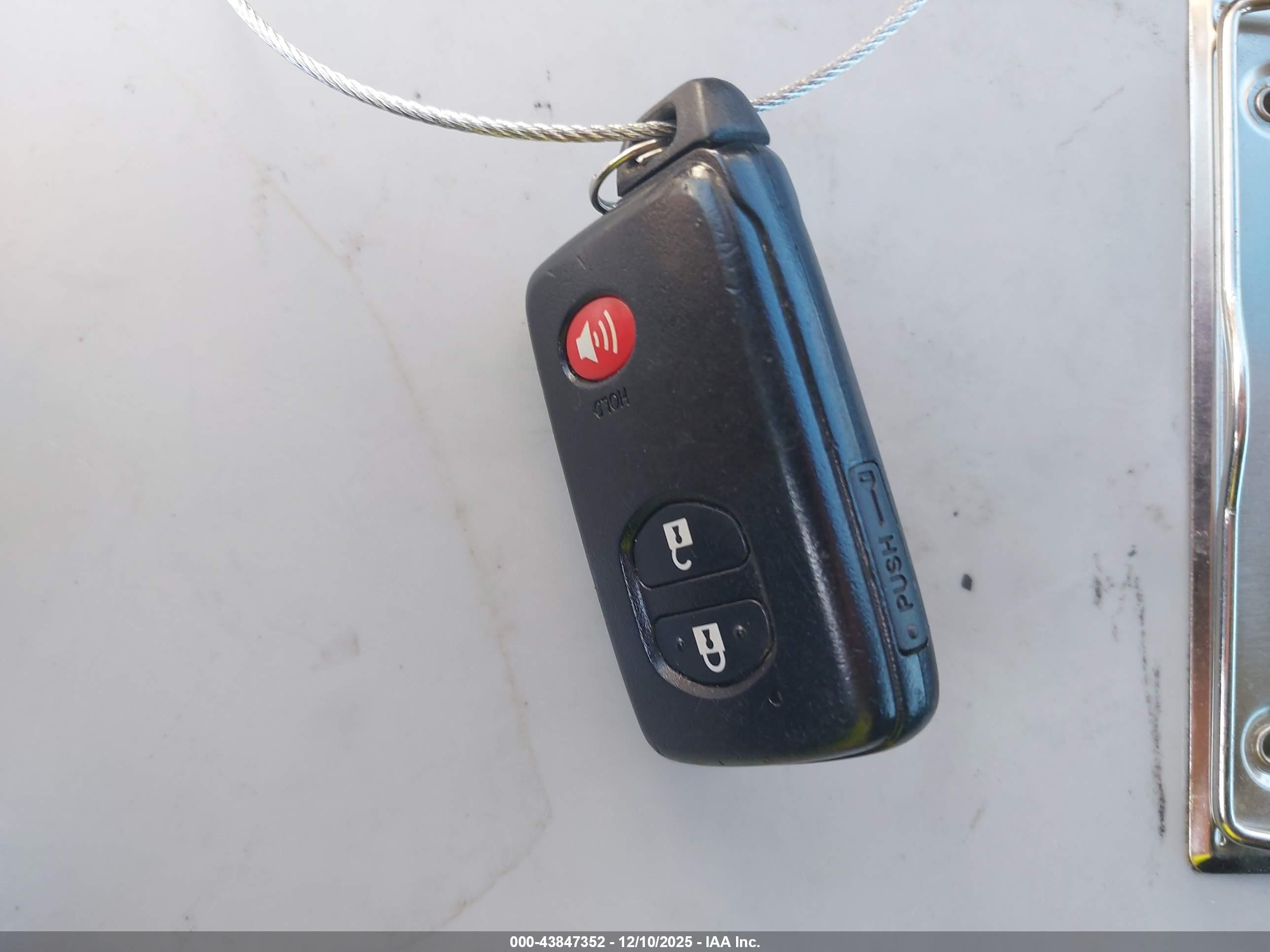 TOYOTA PRIUS image 11