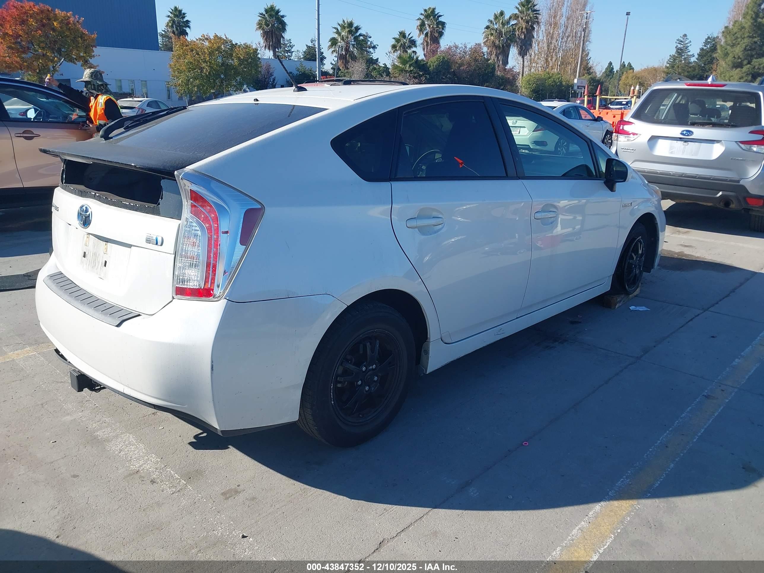 TOYOTA PRIUS image 4