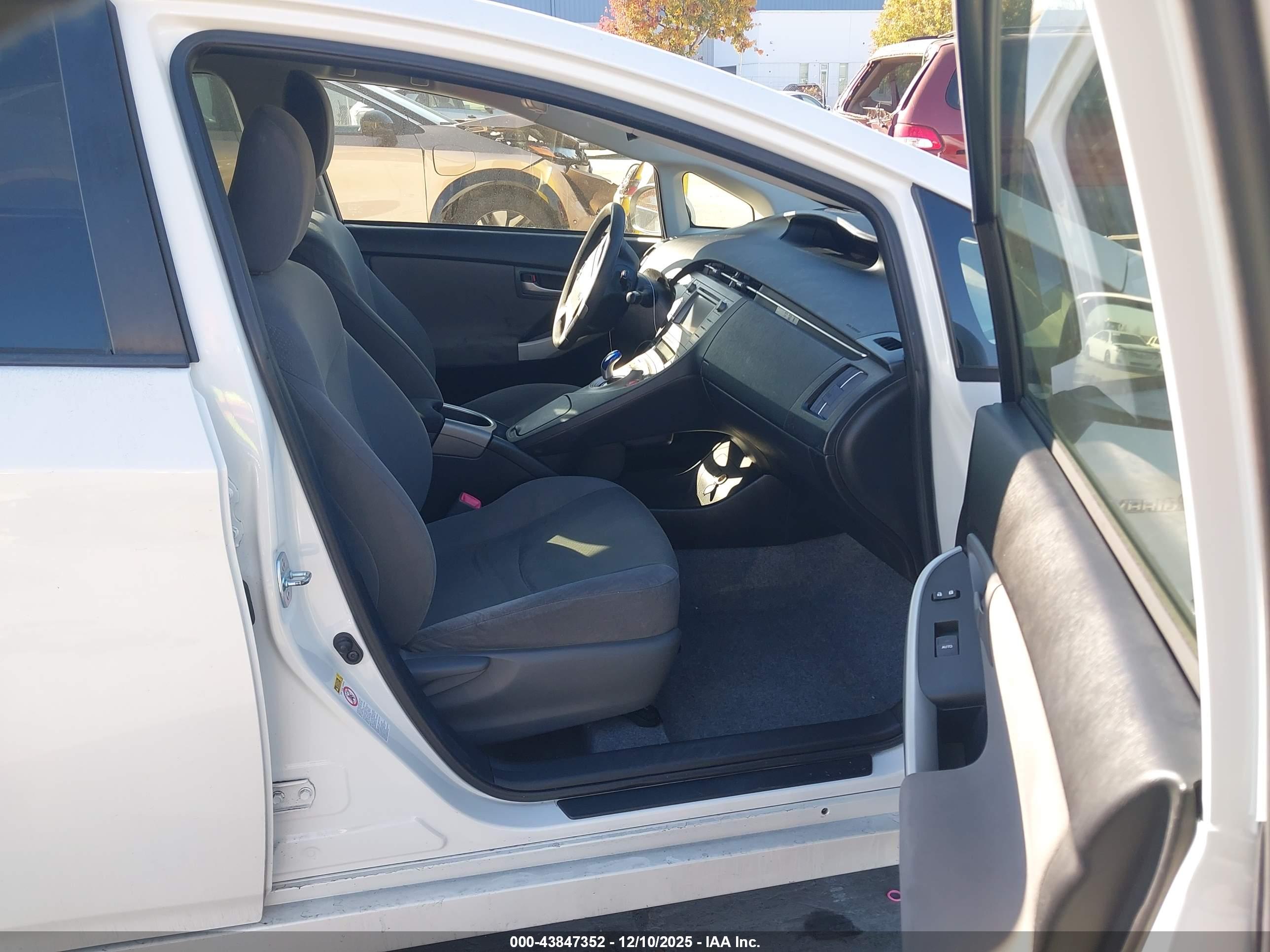 TOYOTA PRIUS image 5