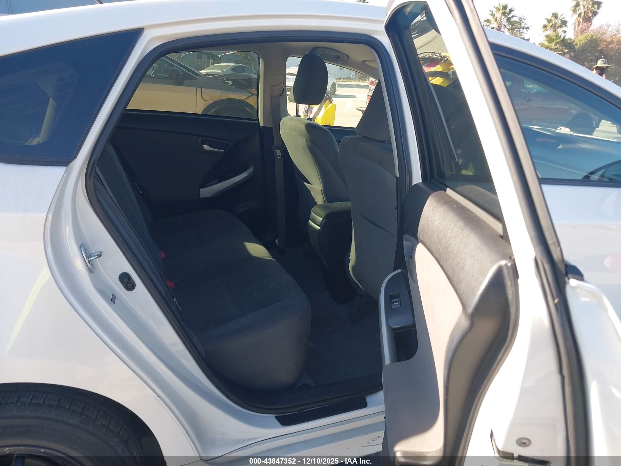 TOYOTA PRIUS image 8