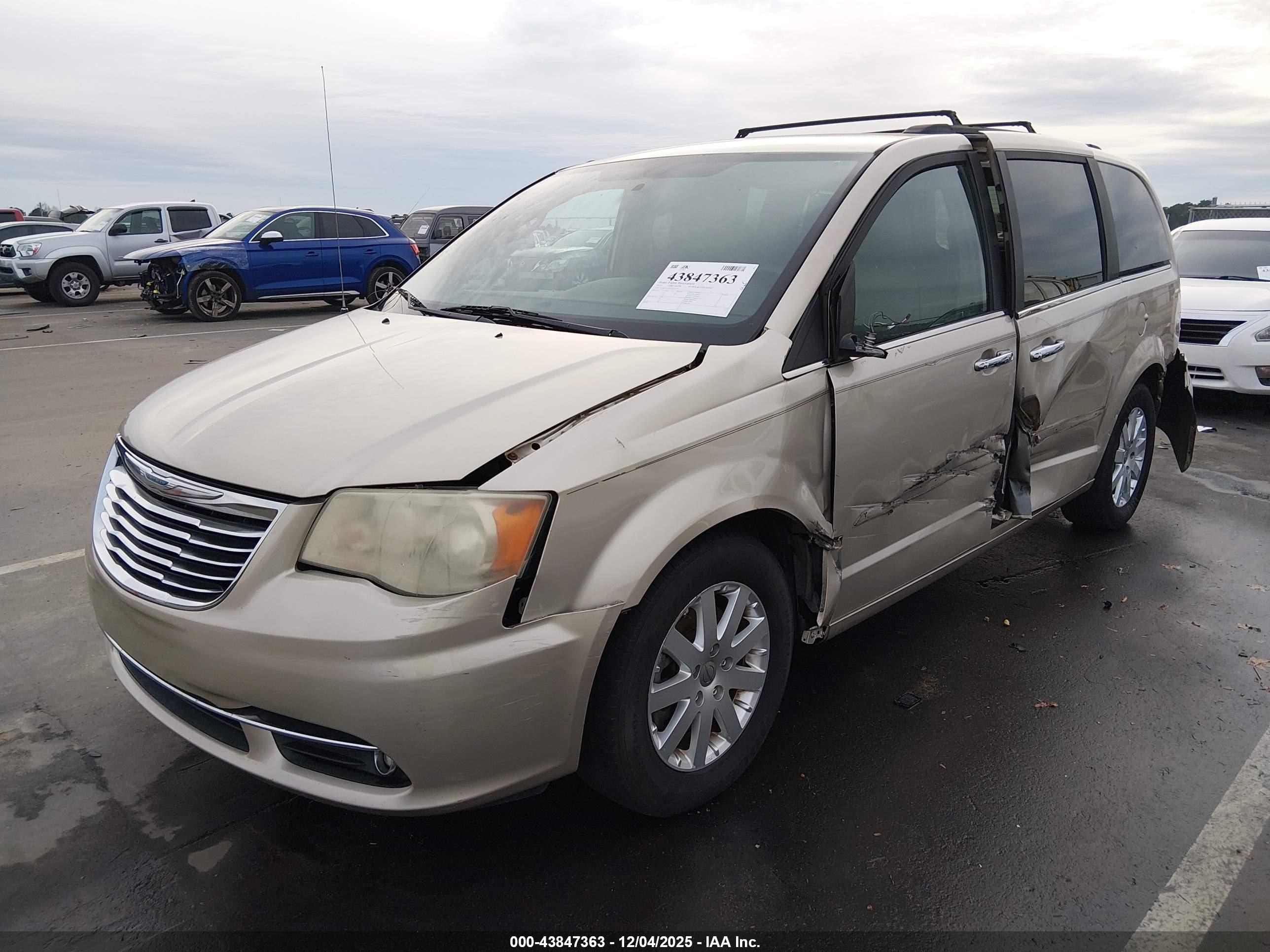 CHRYSLER TOWN image 2