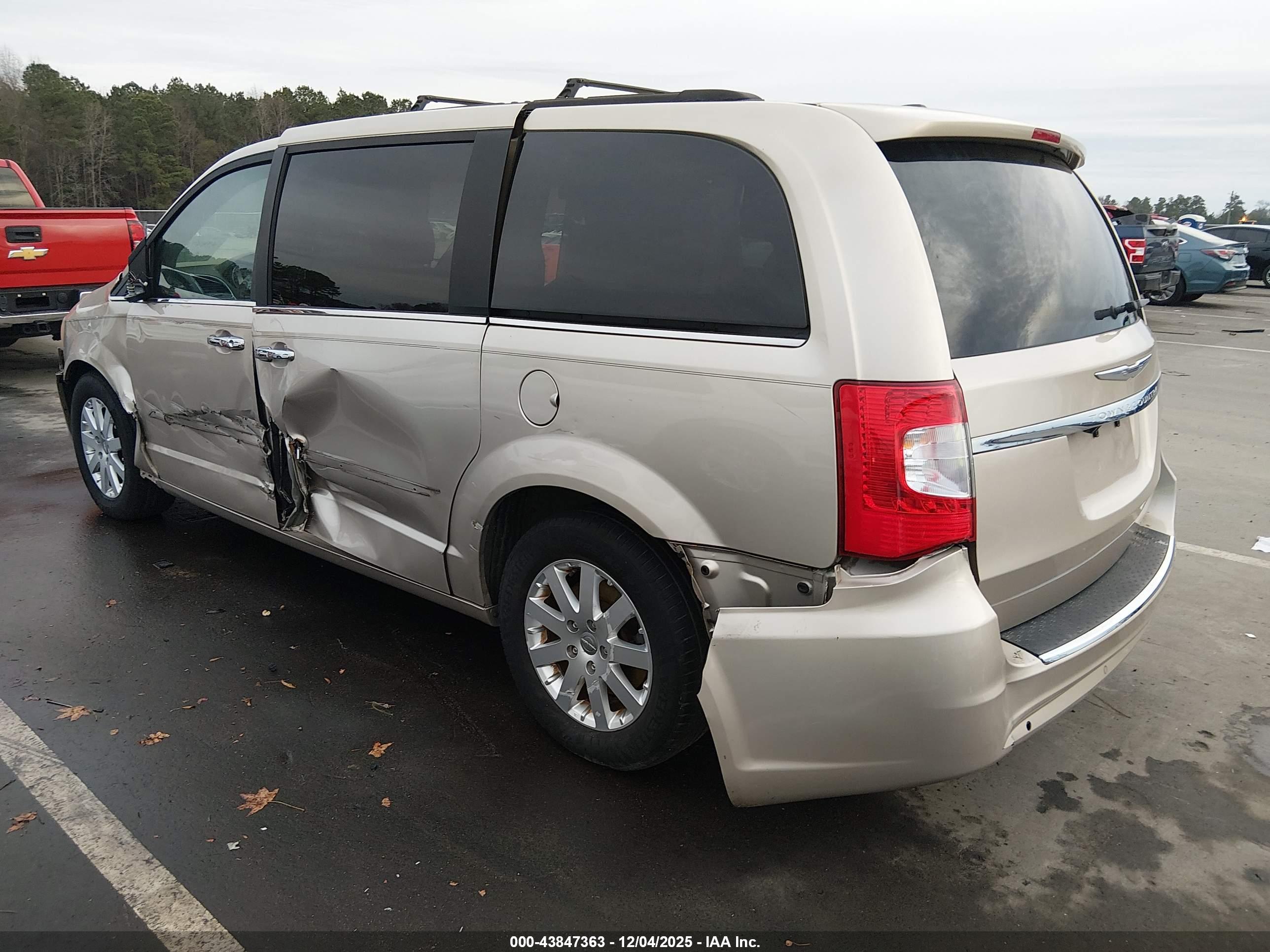 CHRYSLER TOWN image 3