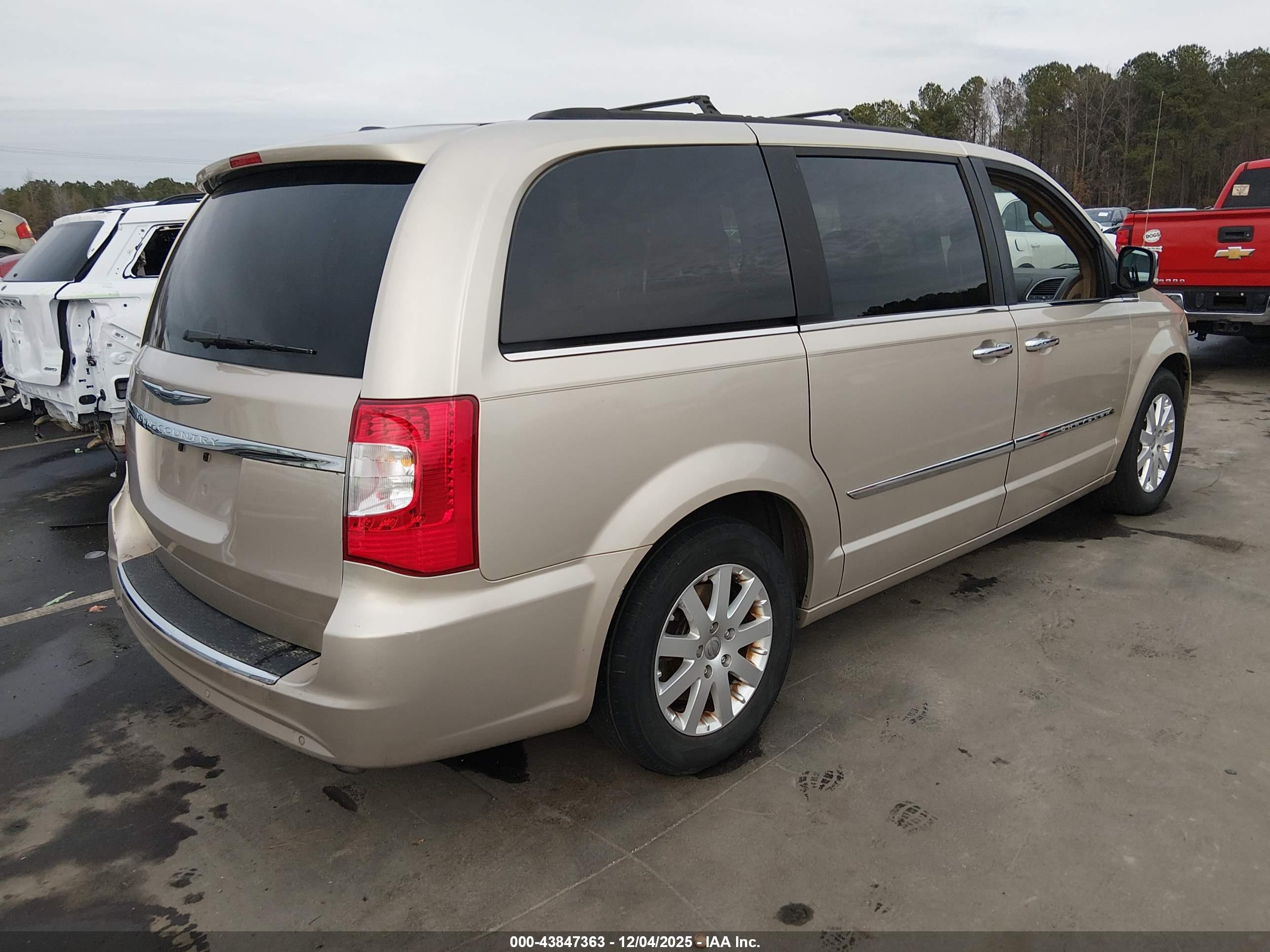 CHRYSLER TOWN image 4