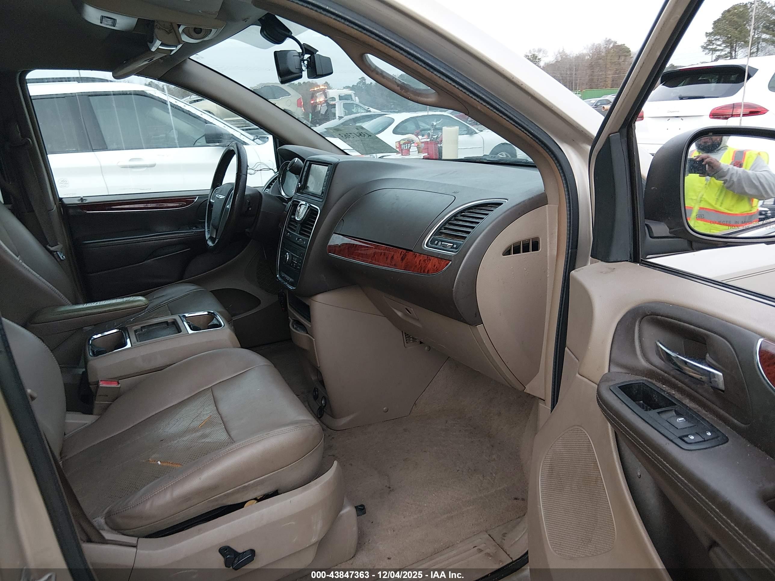 CHRYSLER TOWN image 5