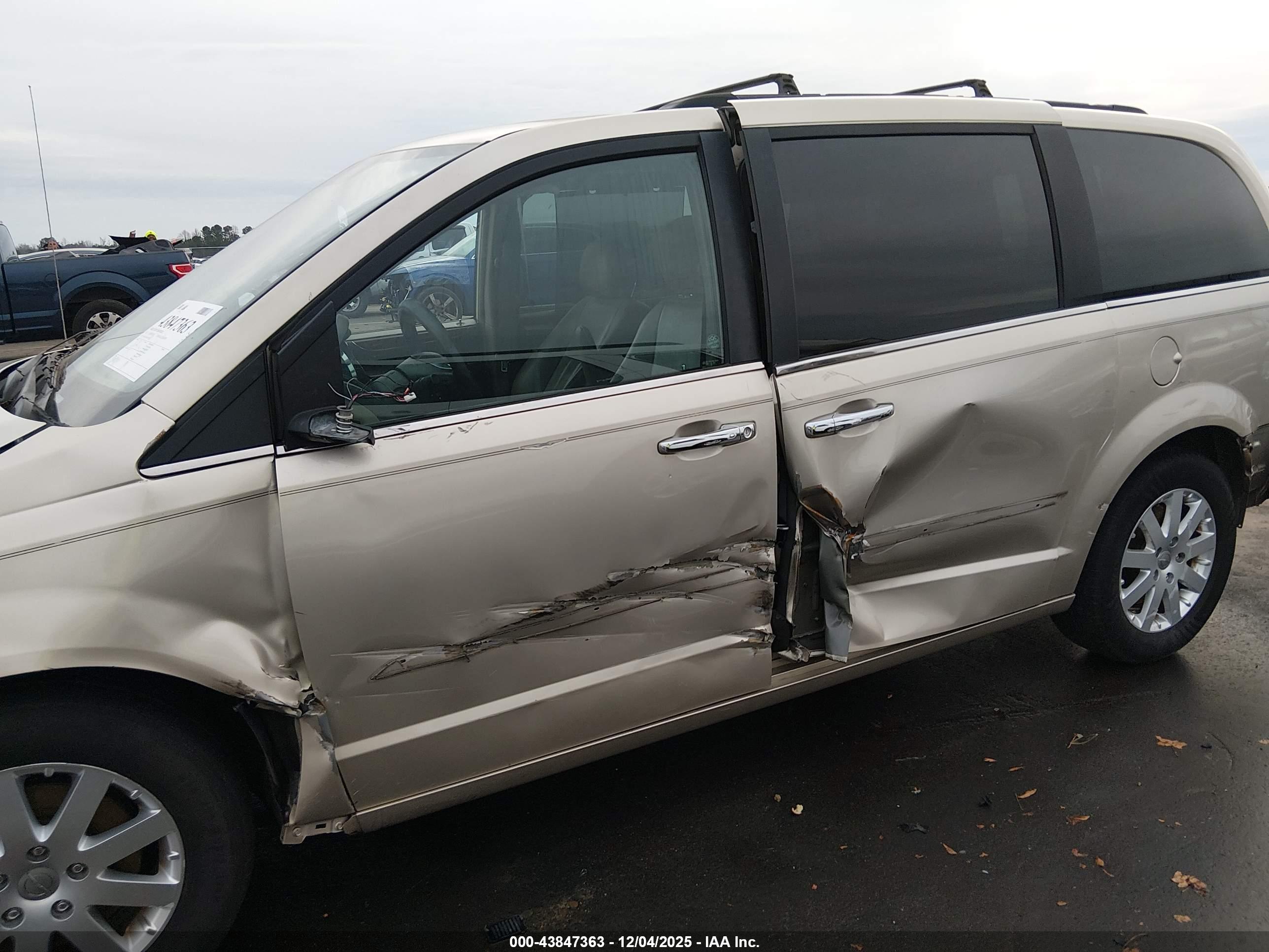 CHRYSLER TOWN image 6