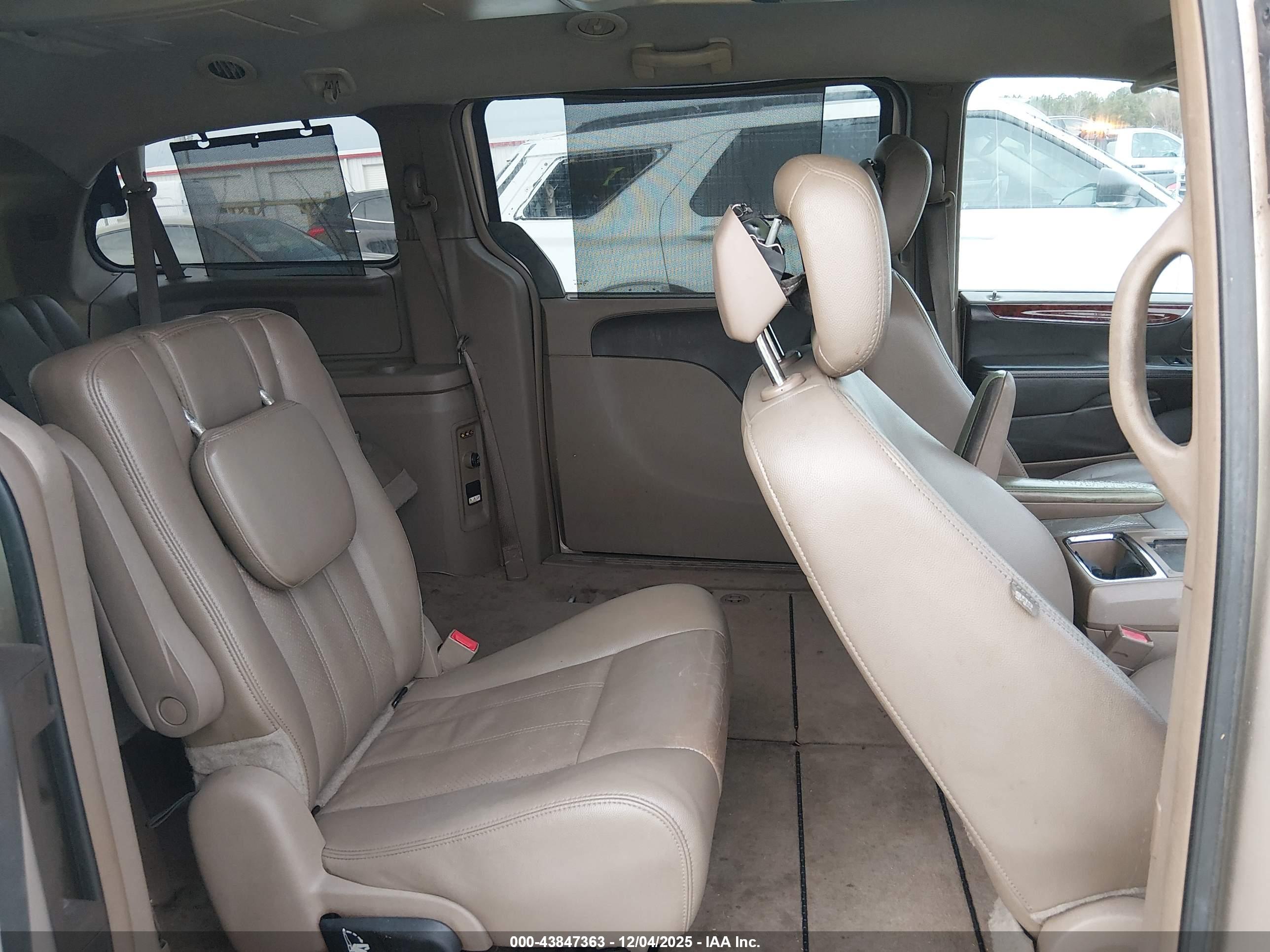 CHRYSLER TOWN image 8
