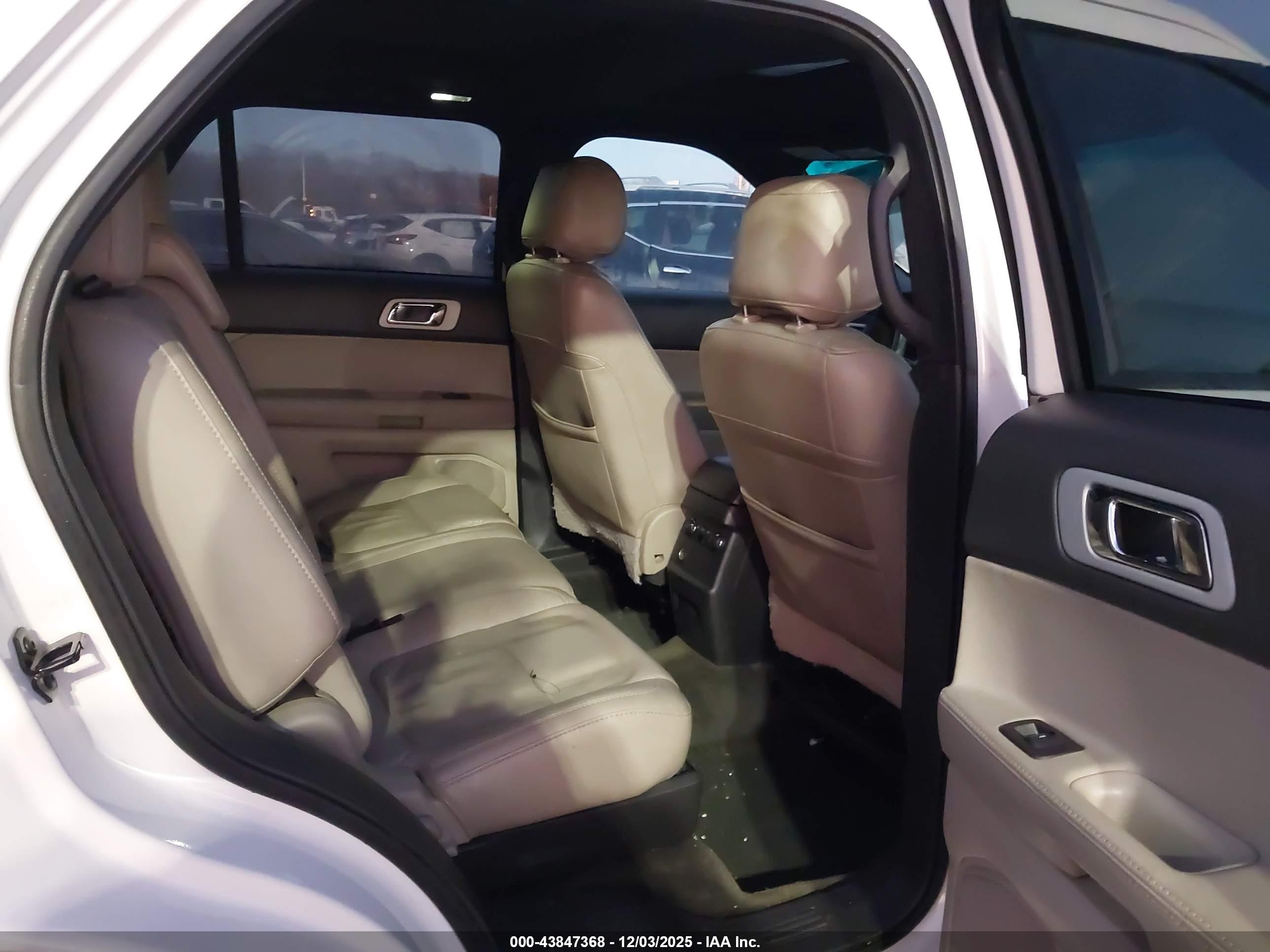 FORD EXPLORER image 8