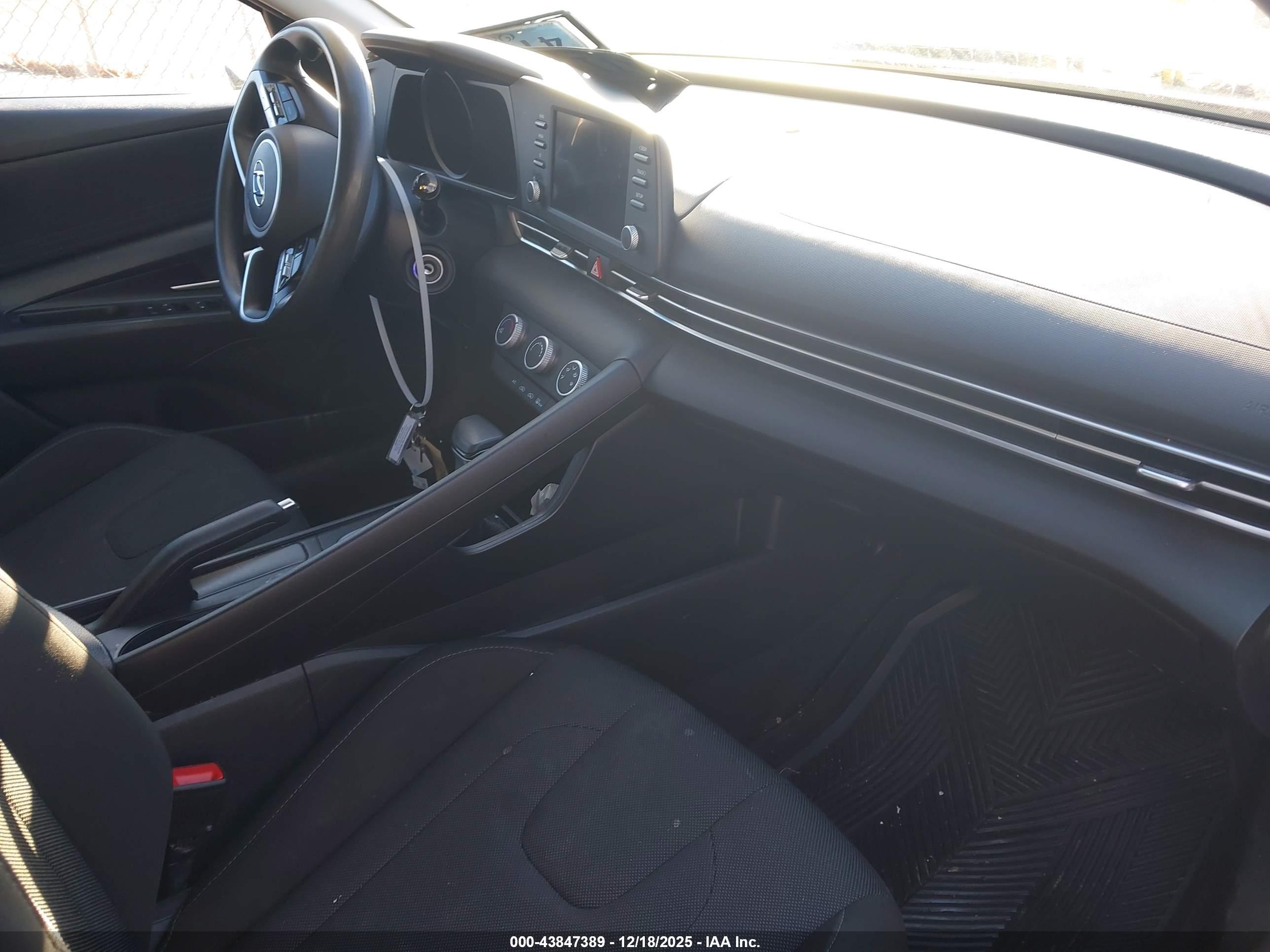 HYUNDAI ELANTRA image 5