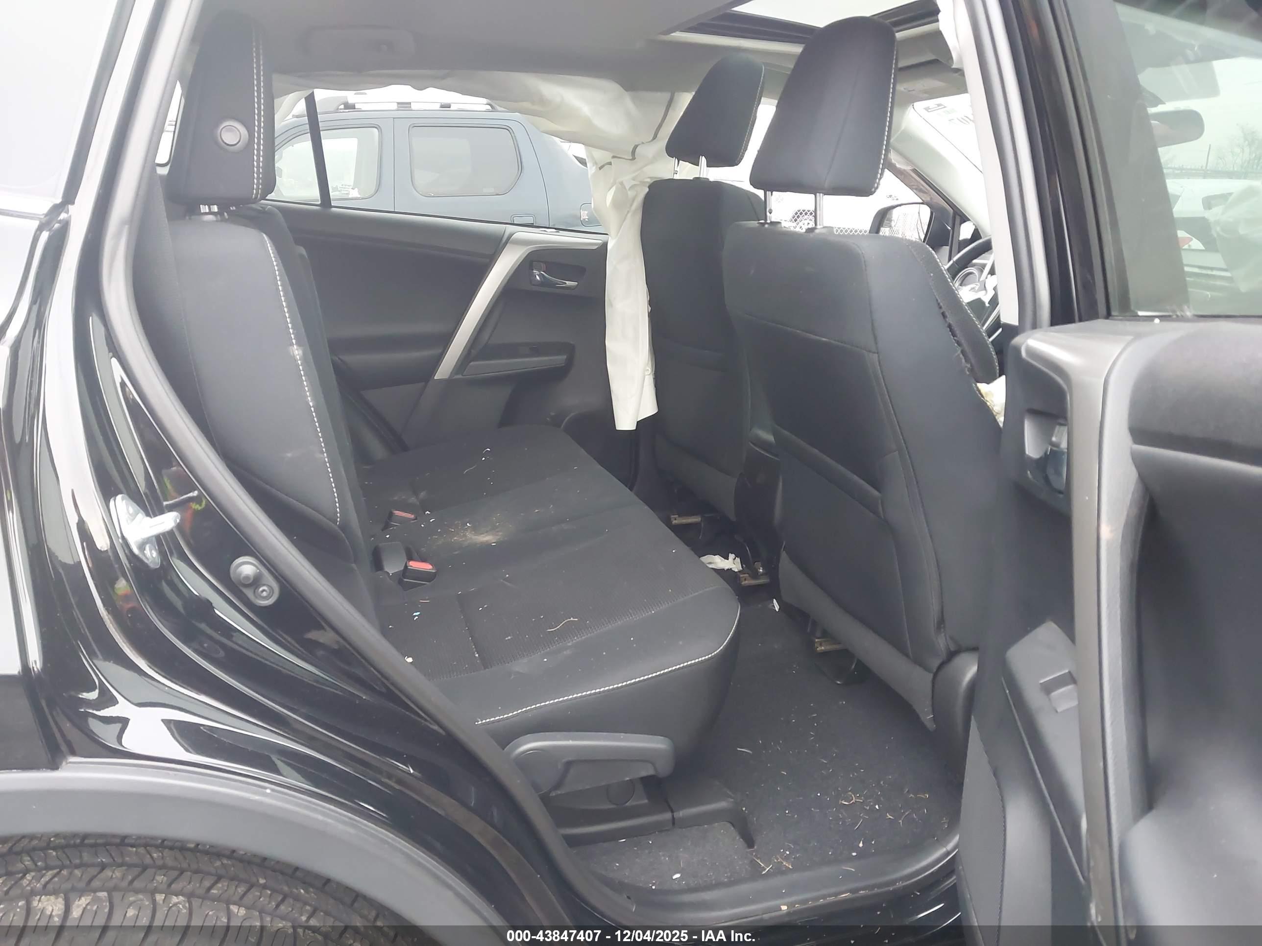 TOYOTA RAV4 image 8
