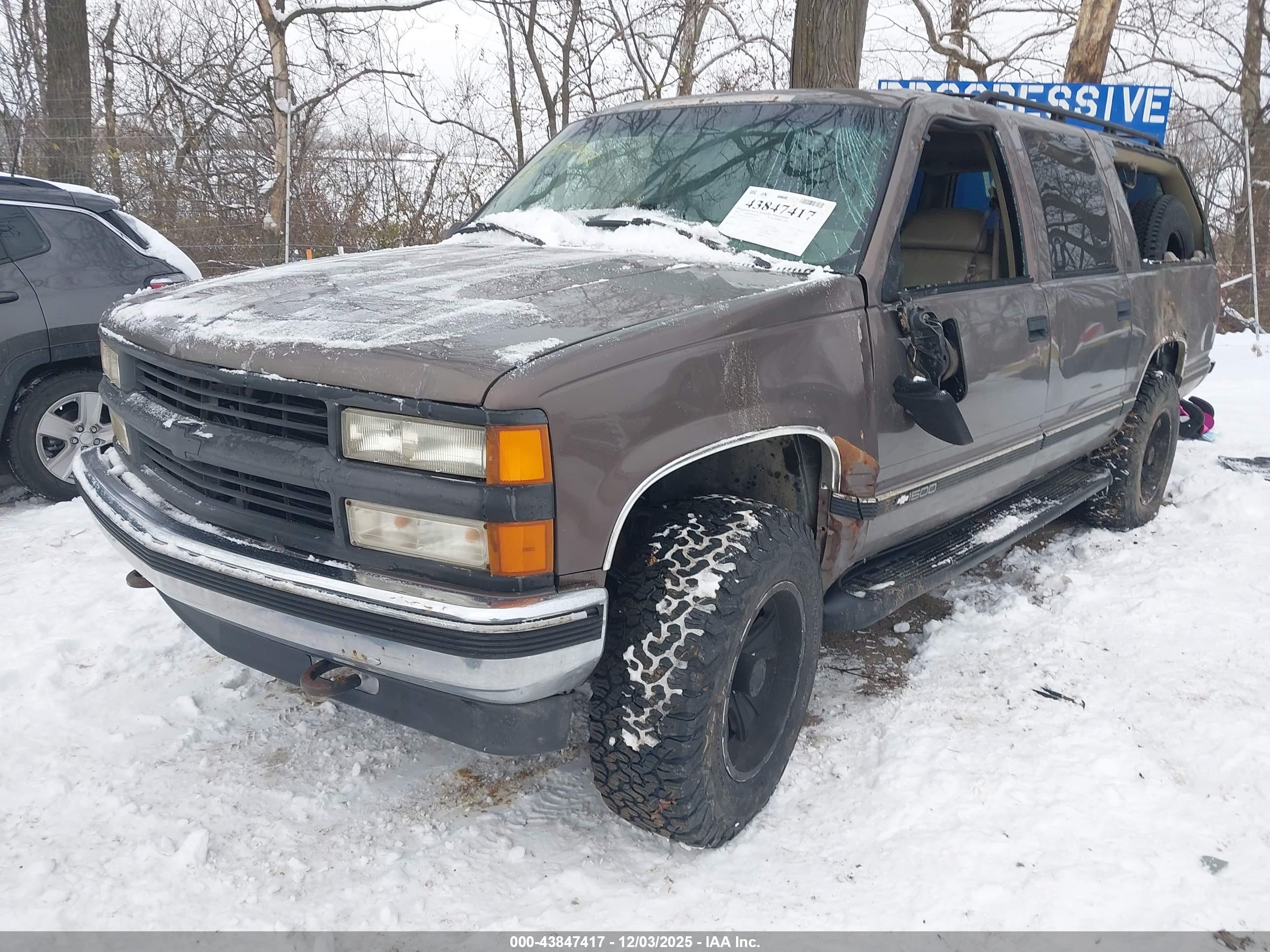 CHEVROLET SUBURBAN image 2