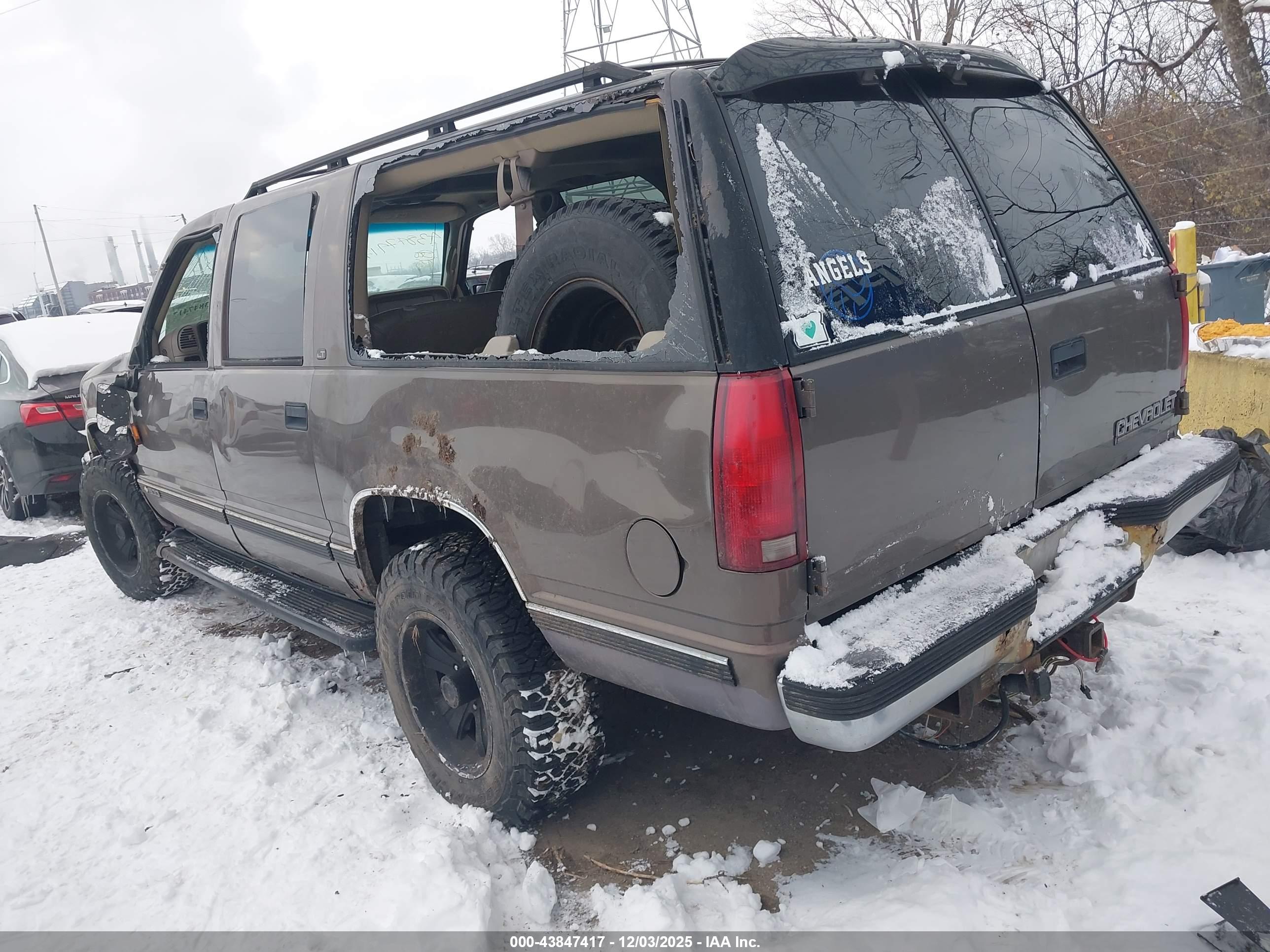 CHEVROLET SUBURBAN image 3