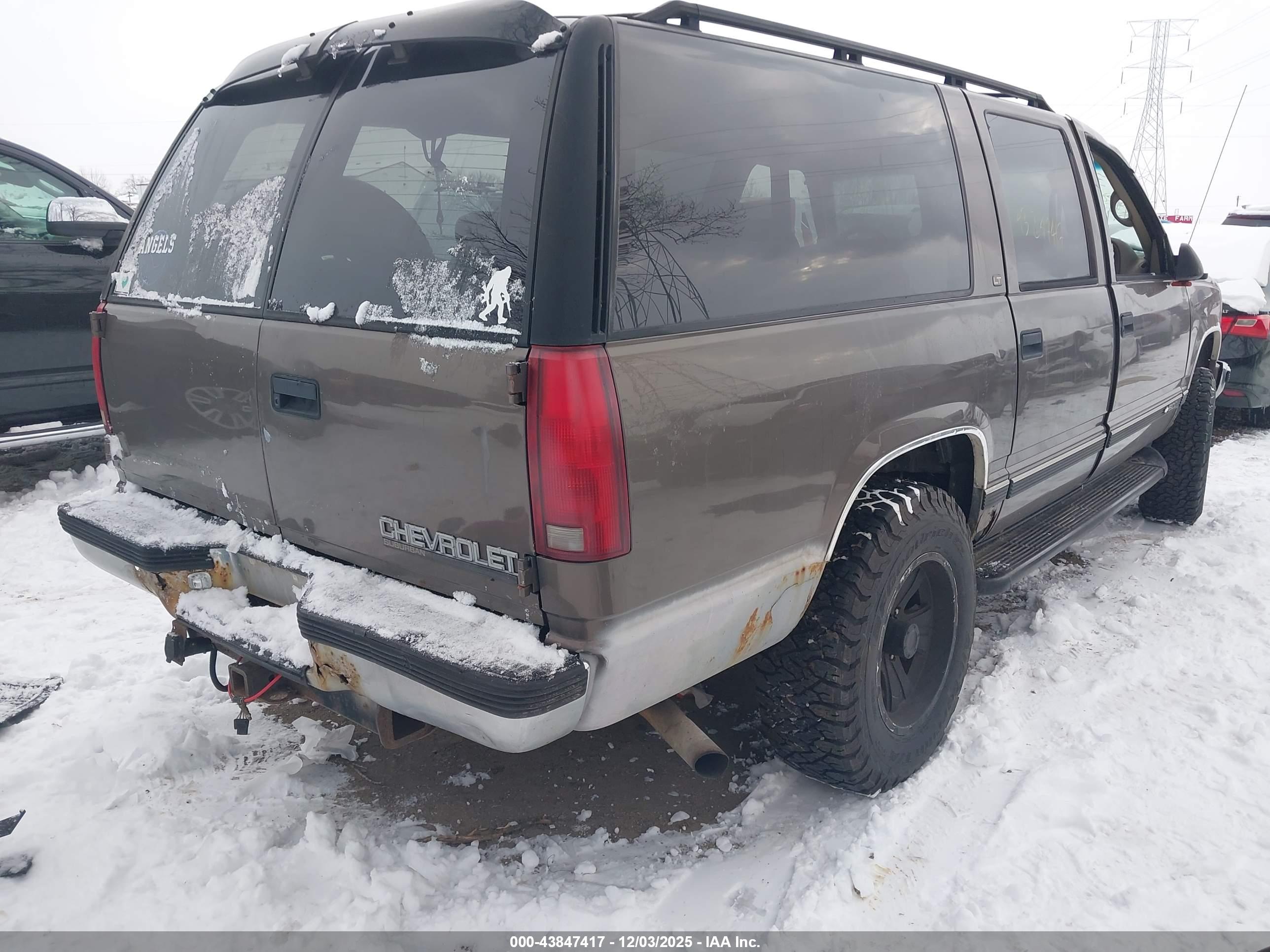 CHEVROLET SUBURBAN image 4