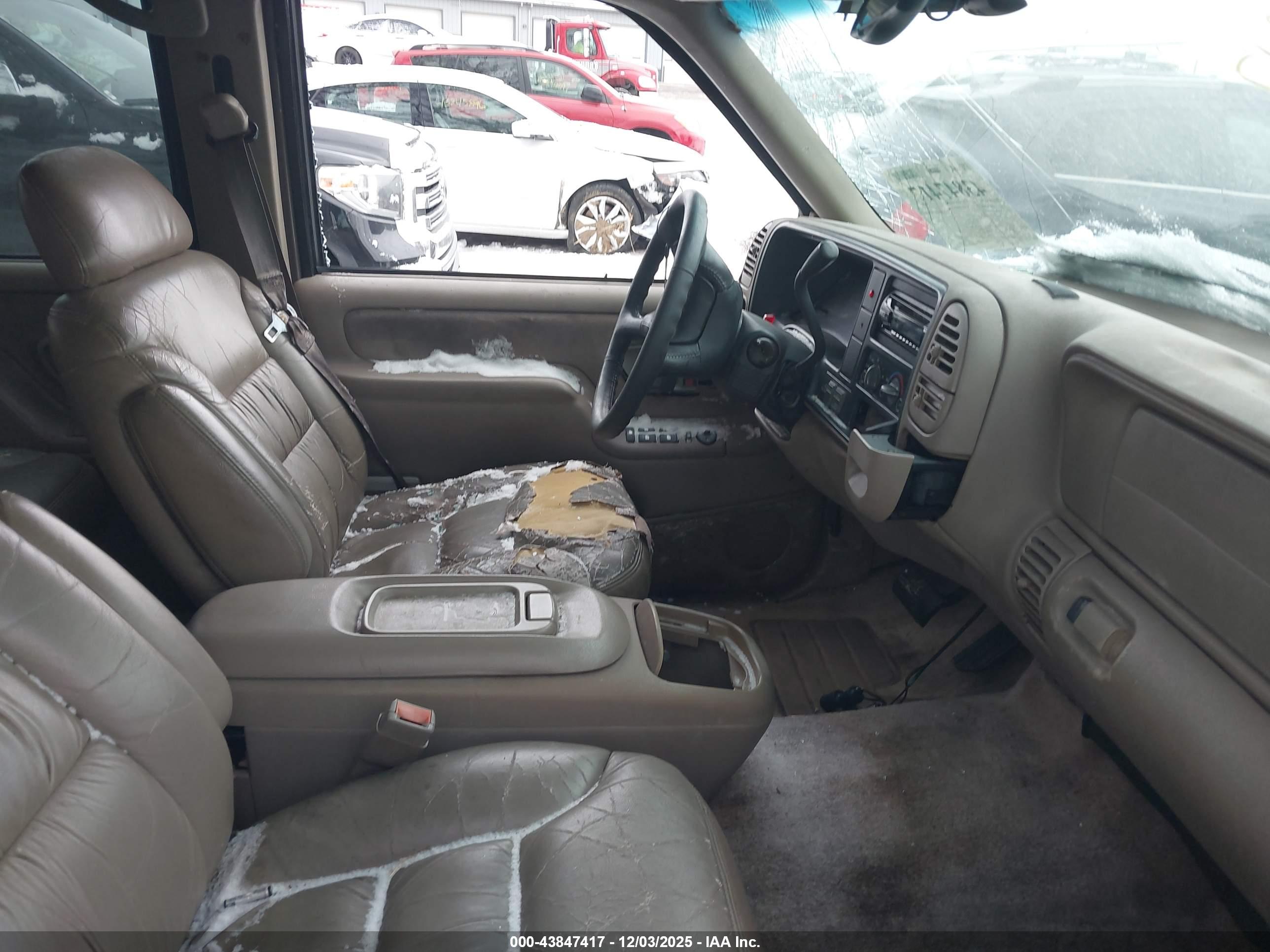 CHEVROLET SUBURBAN image 5
