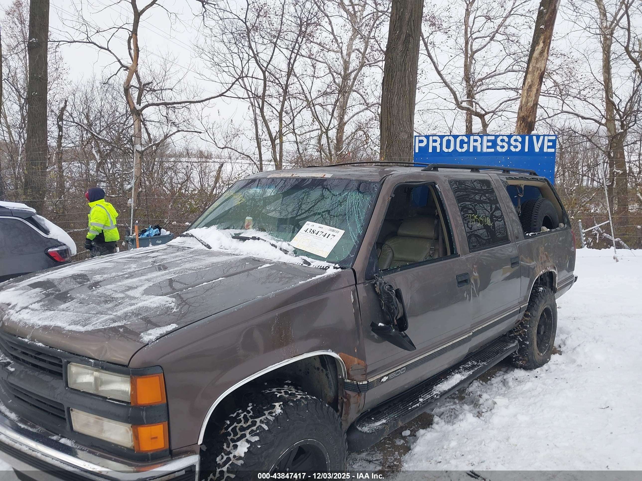 CHEVROLET SUBURBAN image 6