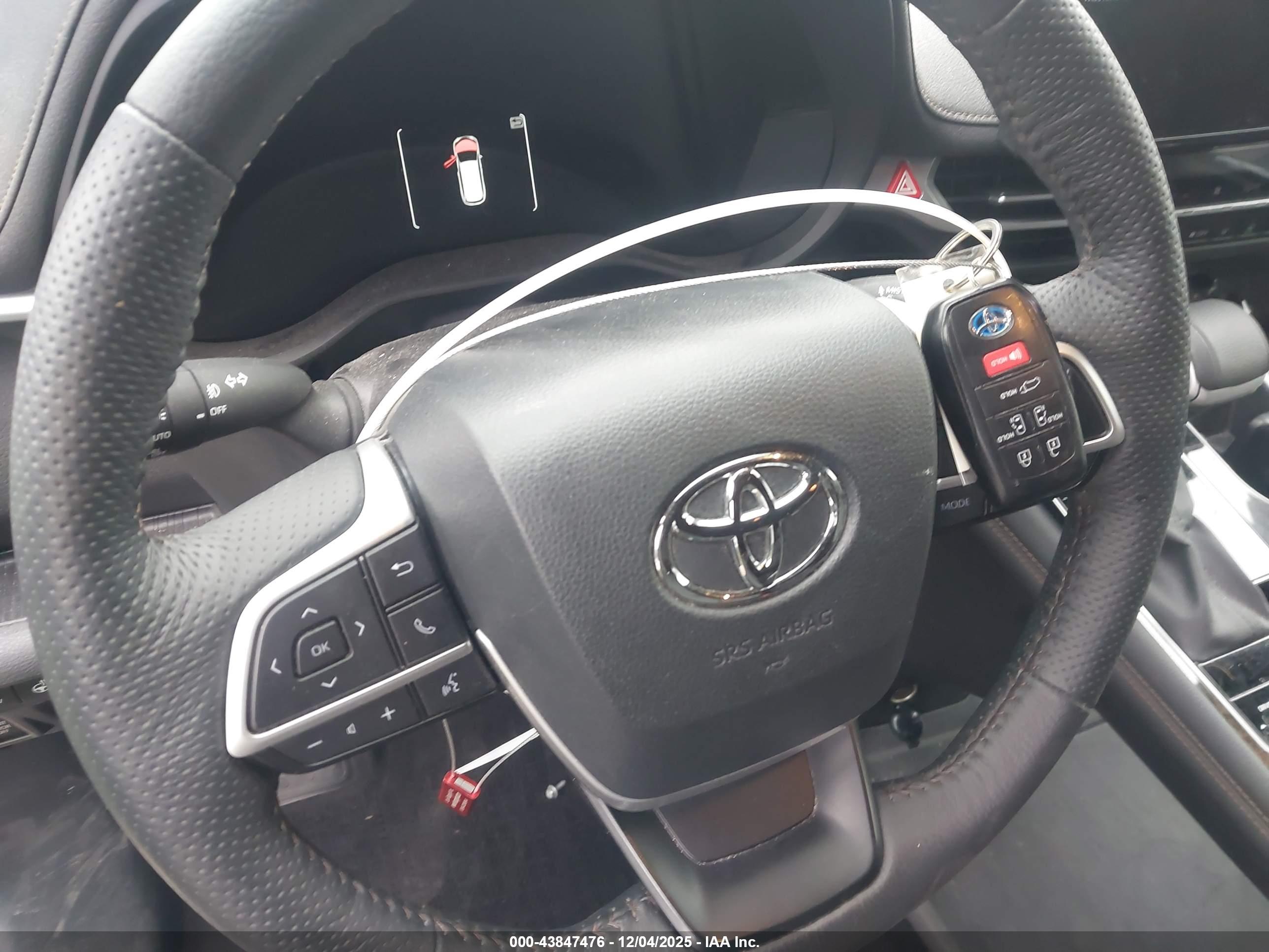 TOYOTA SIENNA image 11