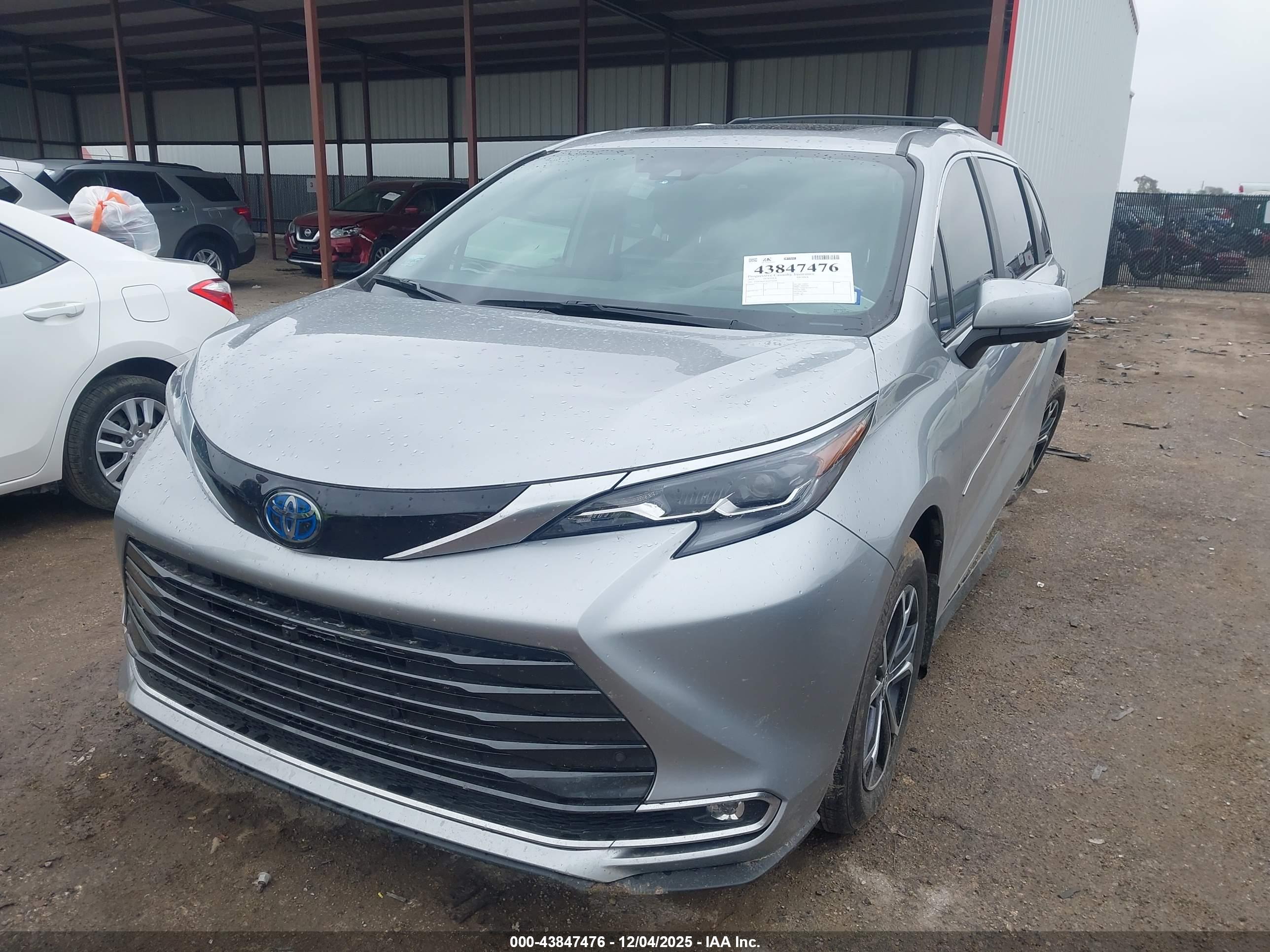 TOYOTA SIENNA image 2