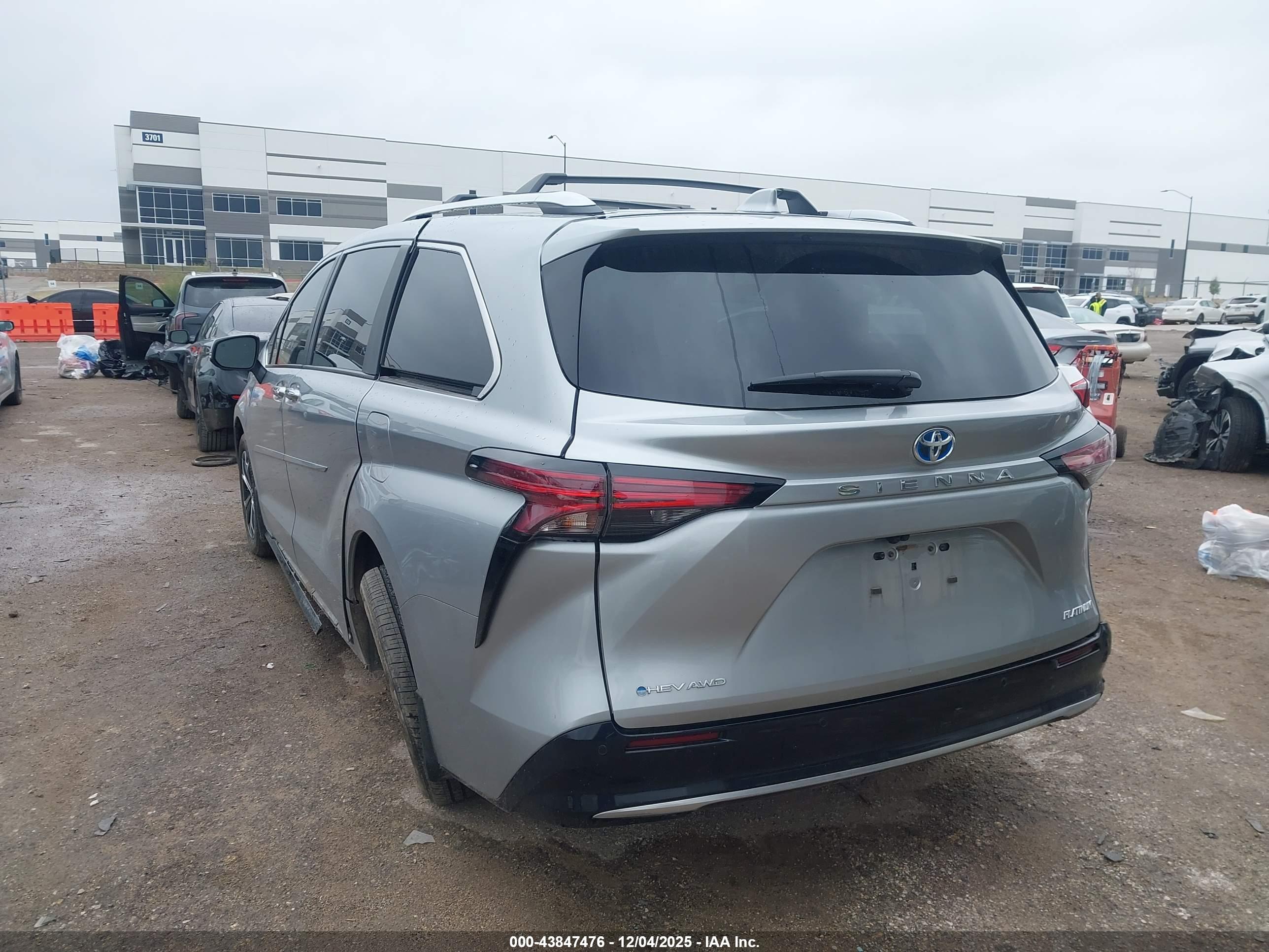 TOYOTA SIENNA image 3