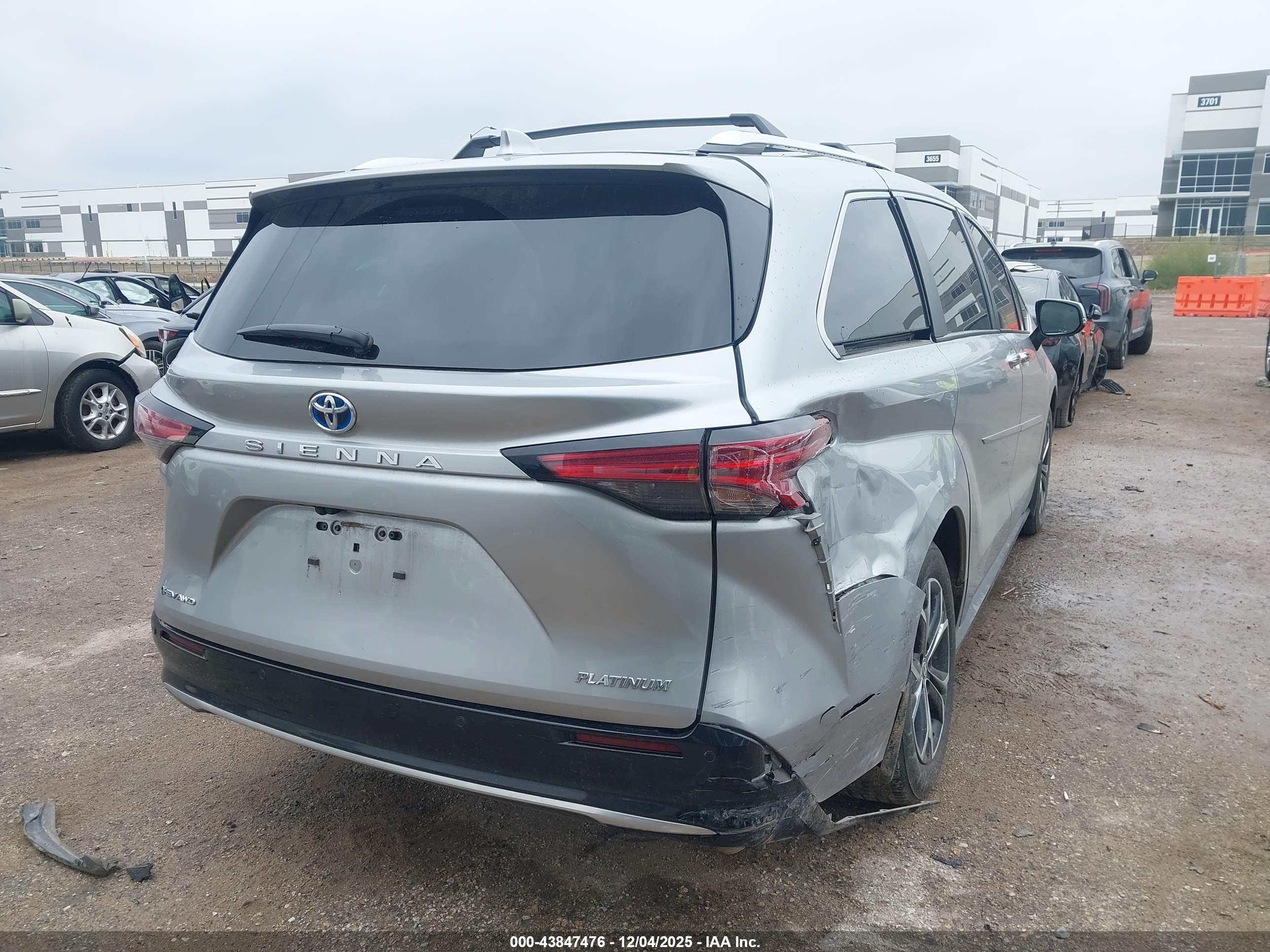 TOYOTA SIENNA image 4