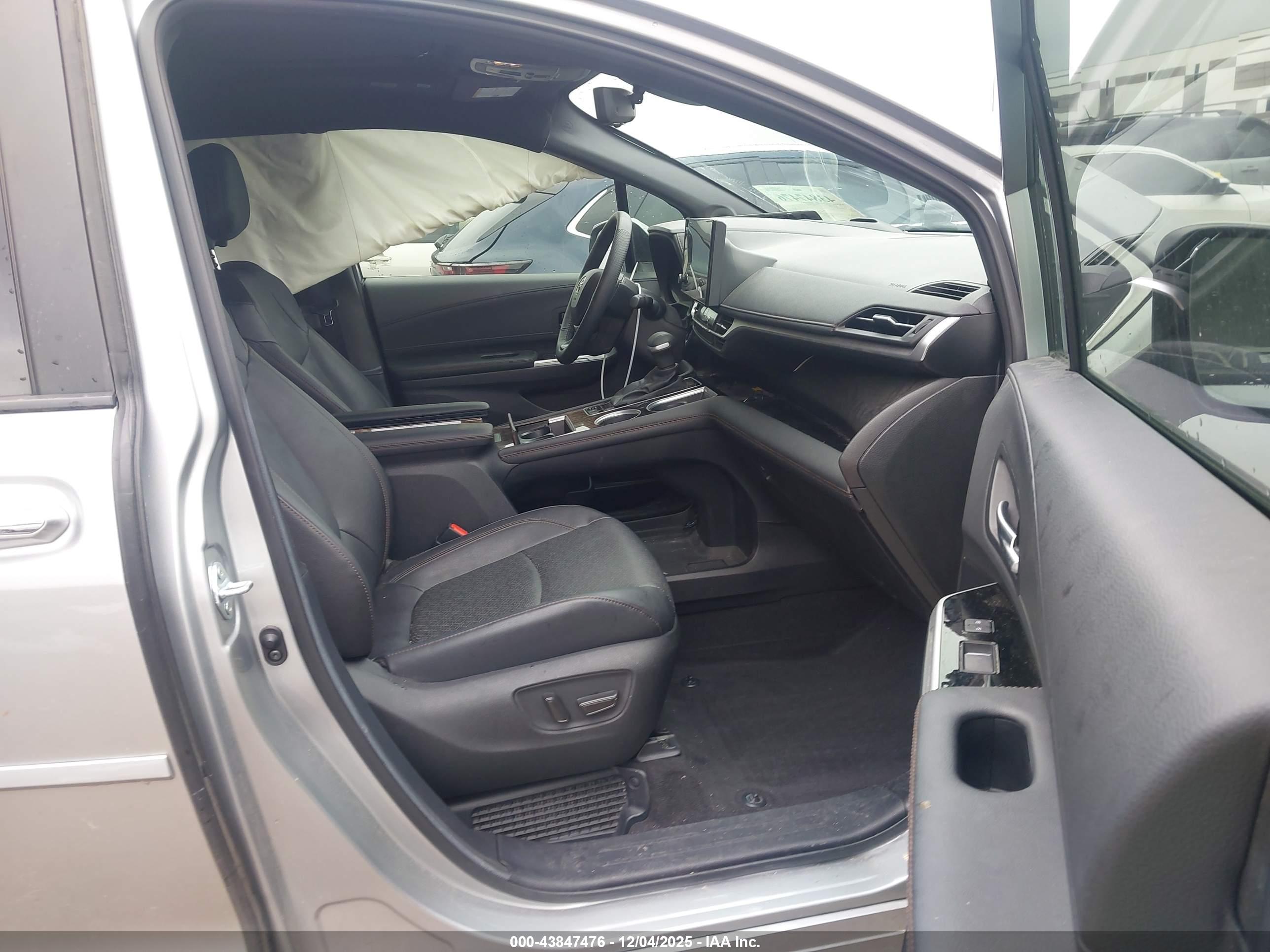TOYOTA SIENNA image 5