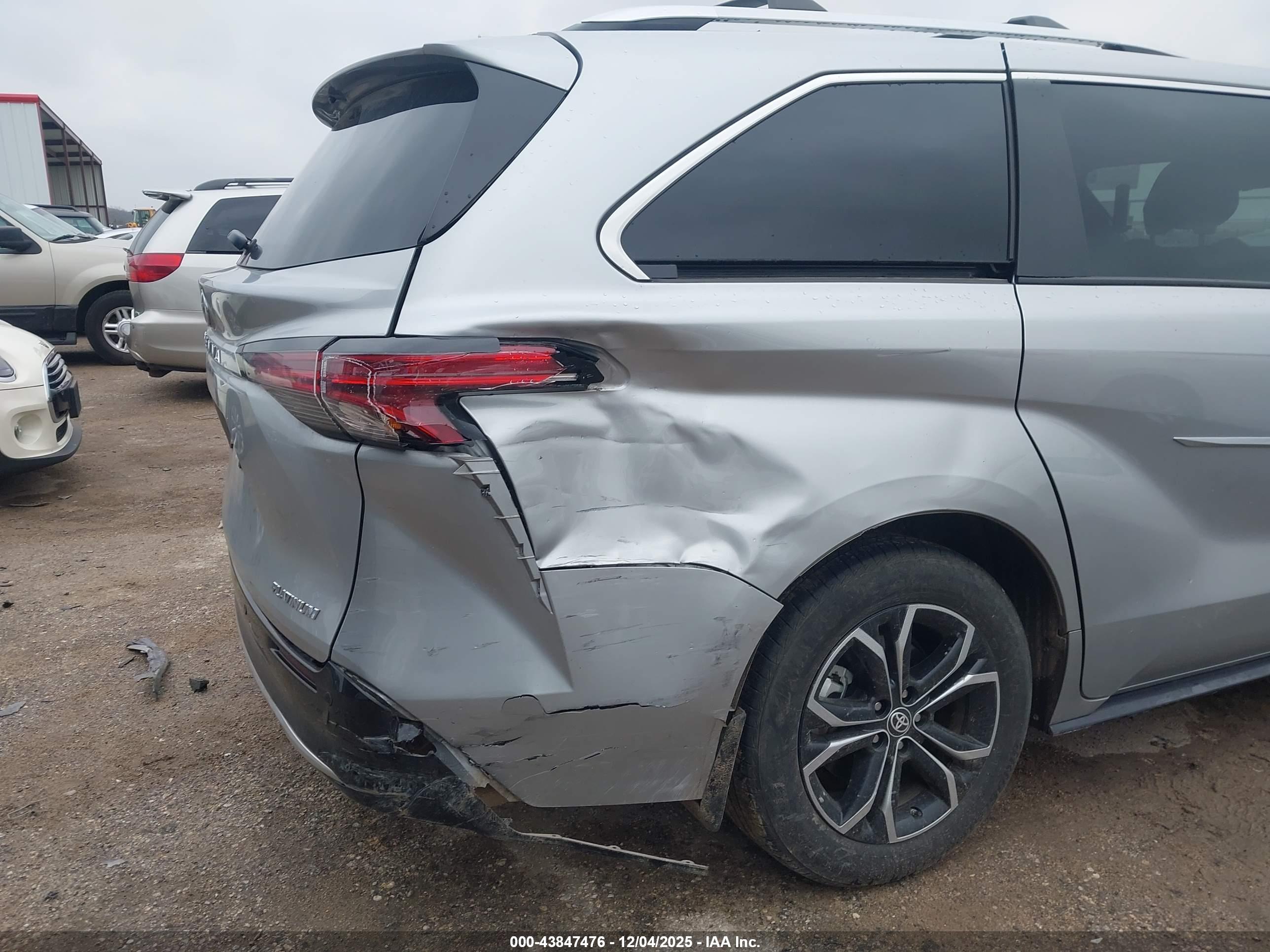 TOYOTA SIENNA image 6