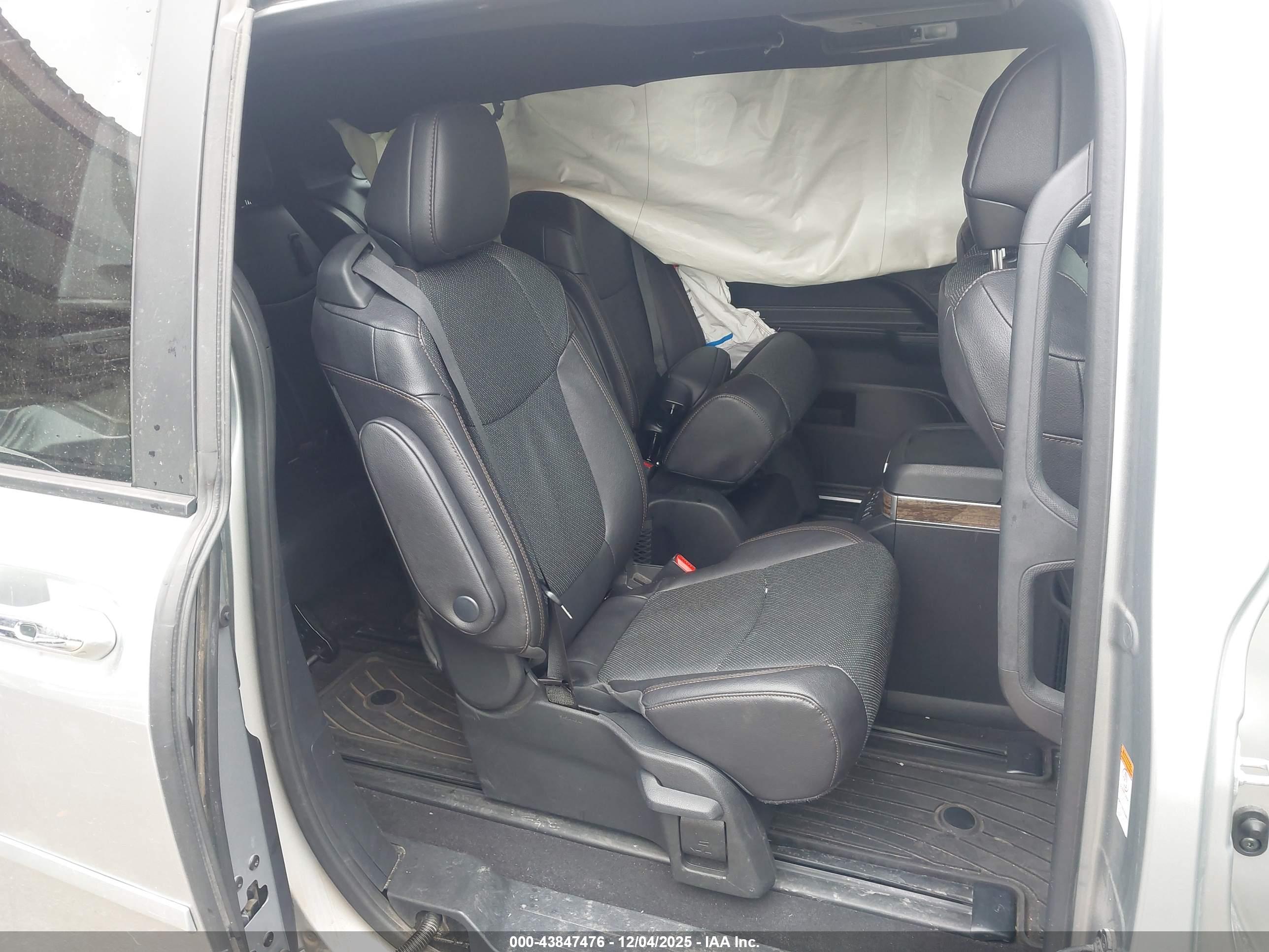 TOYOTA SIENNA image 8