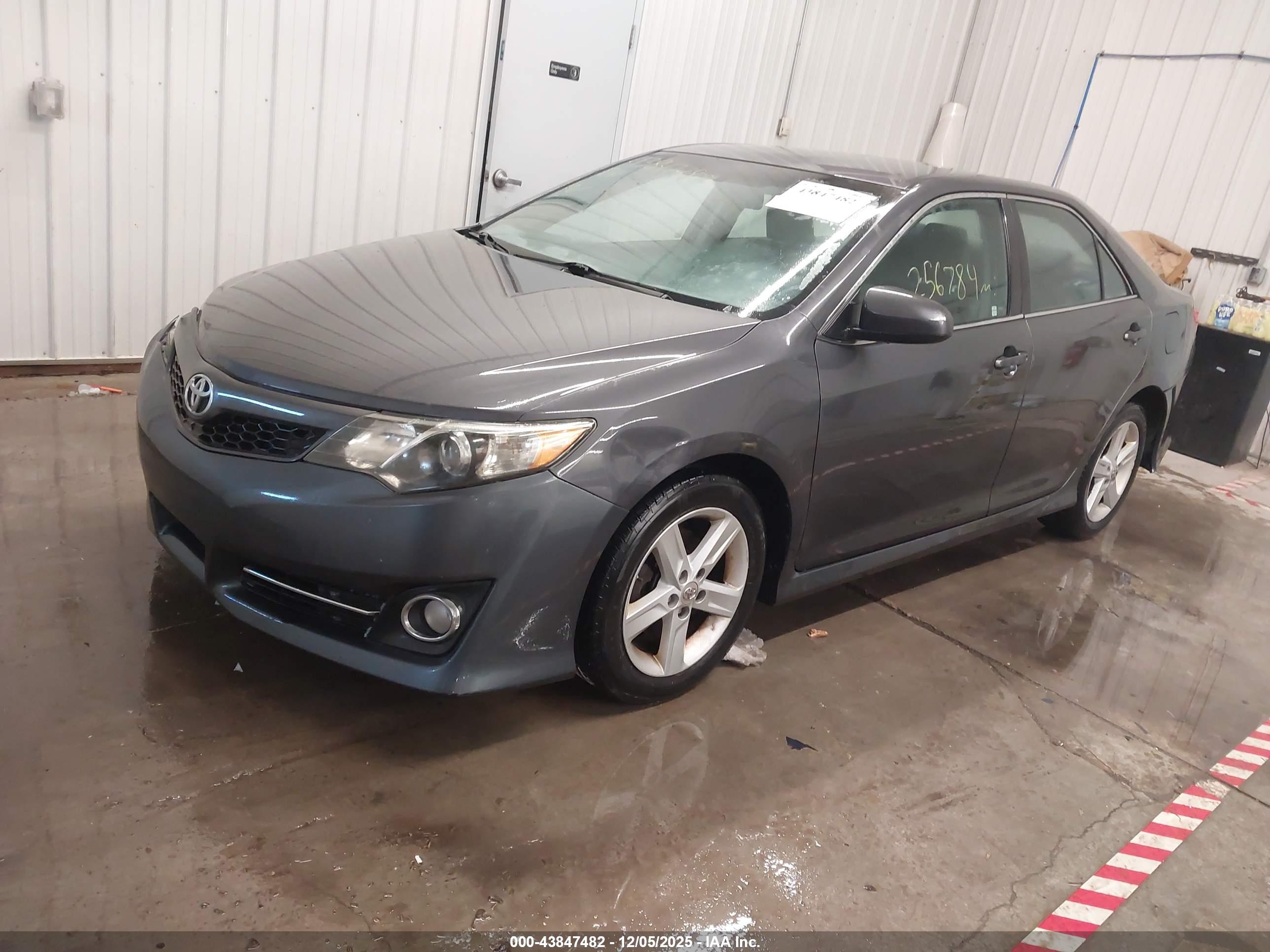 TOYOTA CAMRY image 2