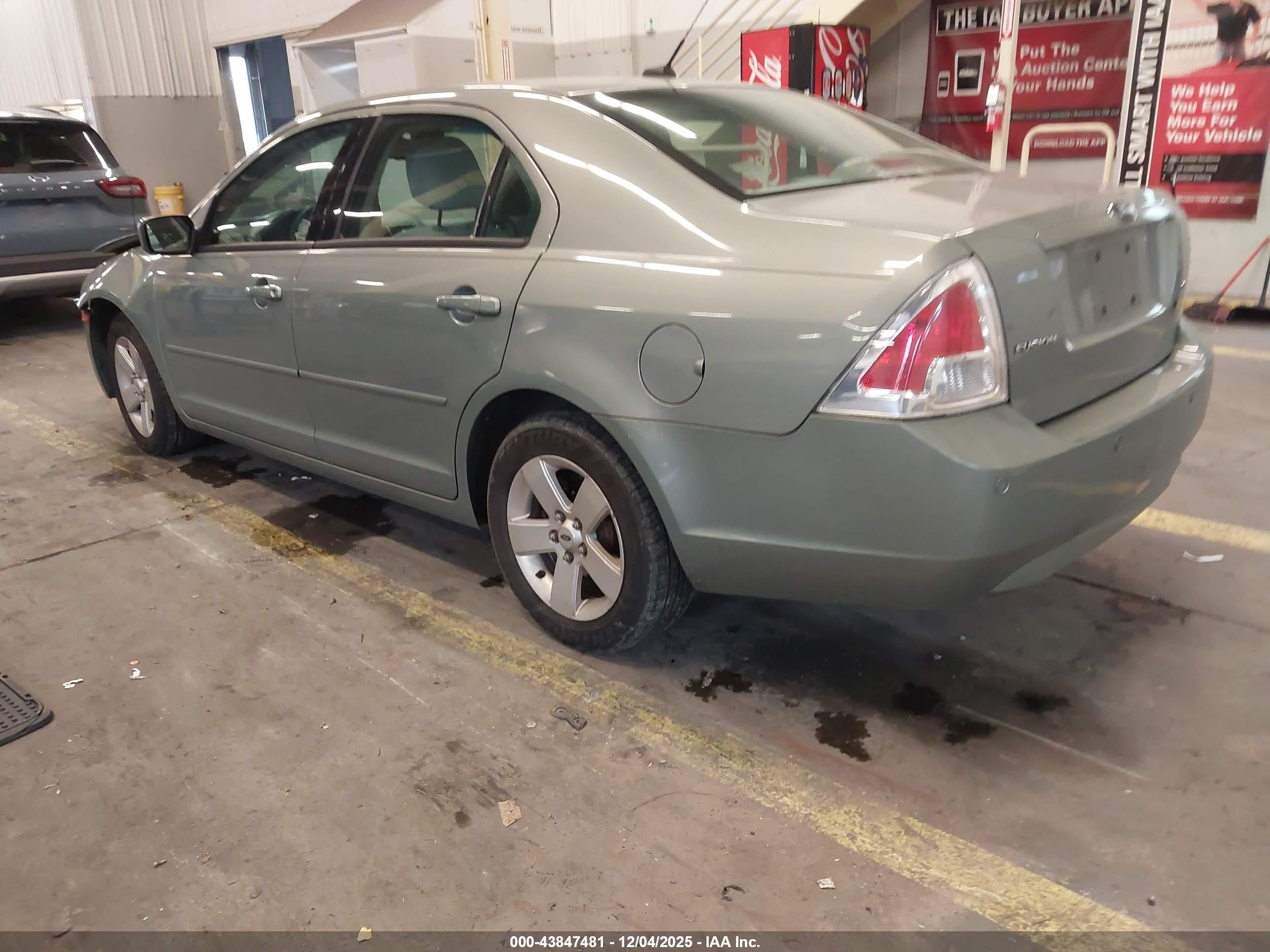 FORD FUSION image 3