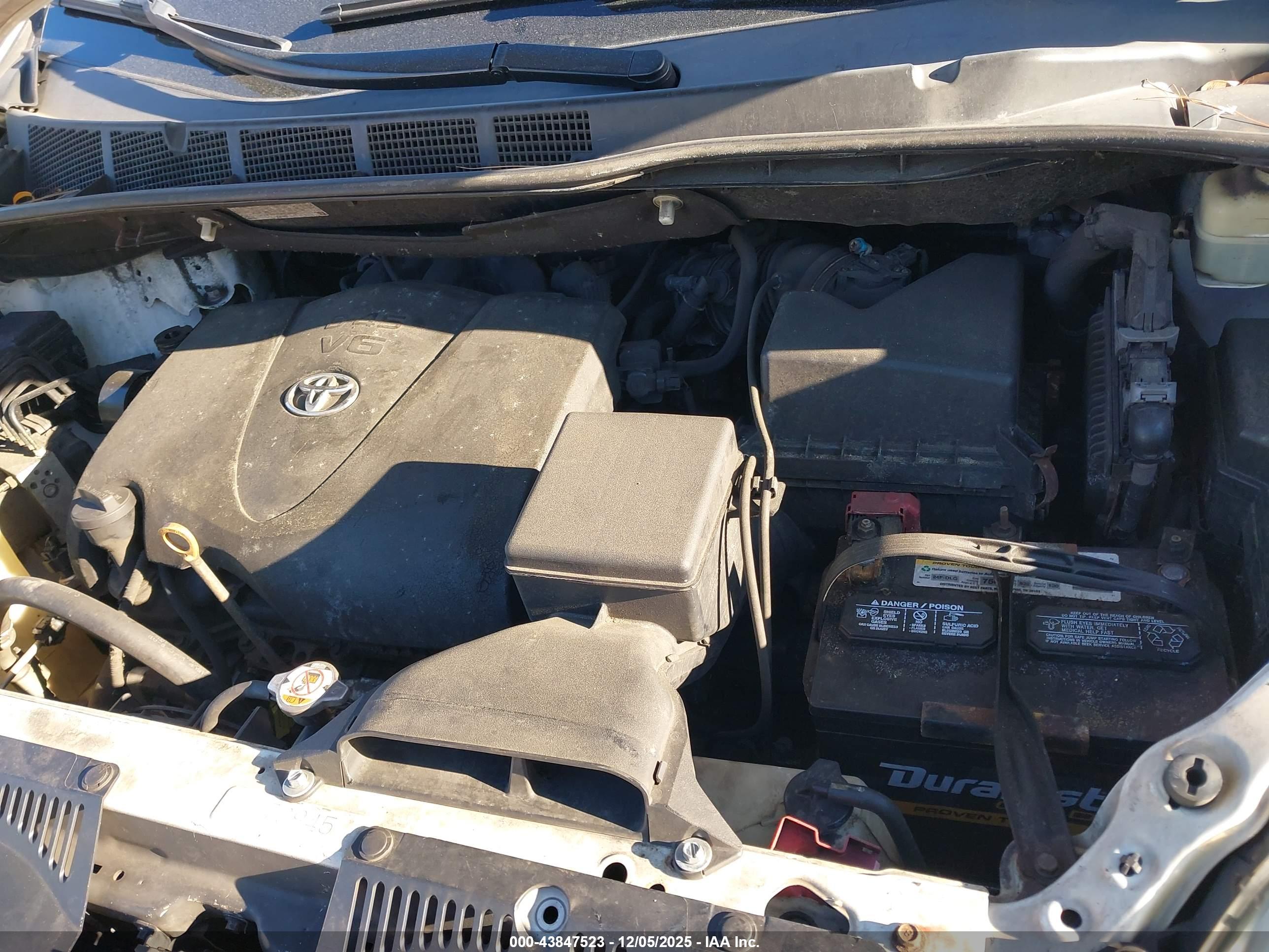 TOYOTA SIENNA image 10