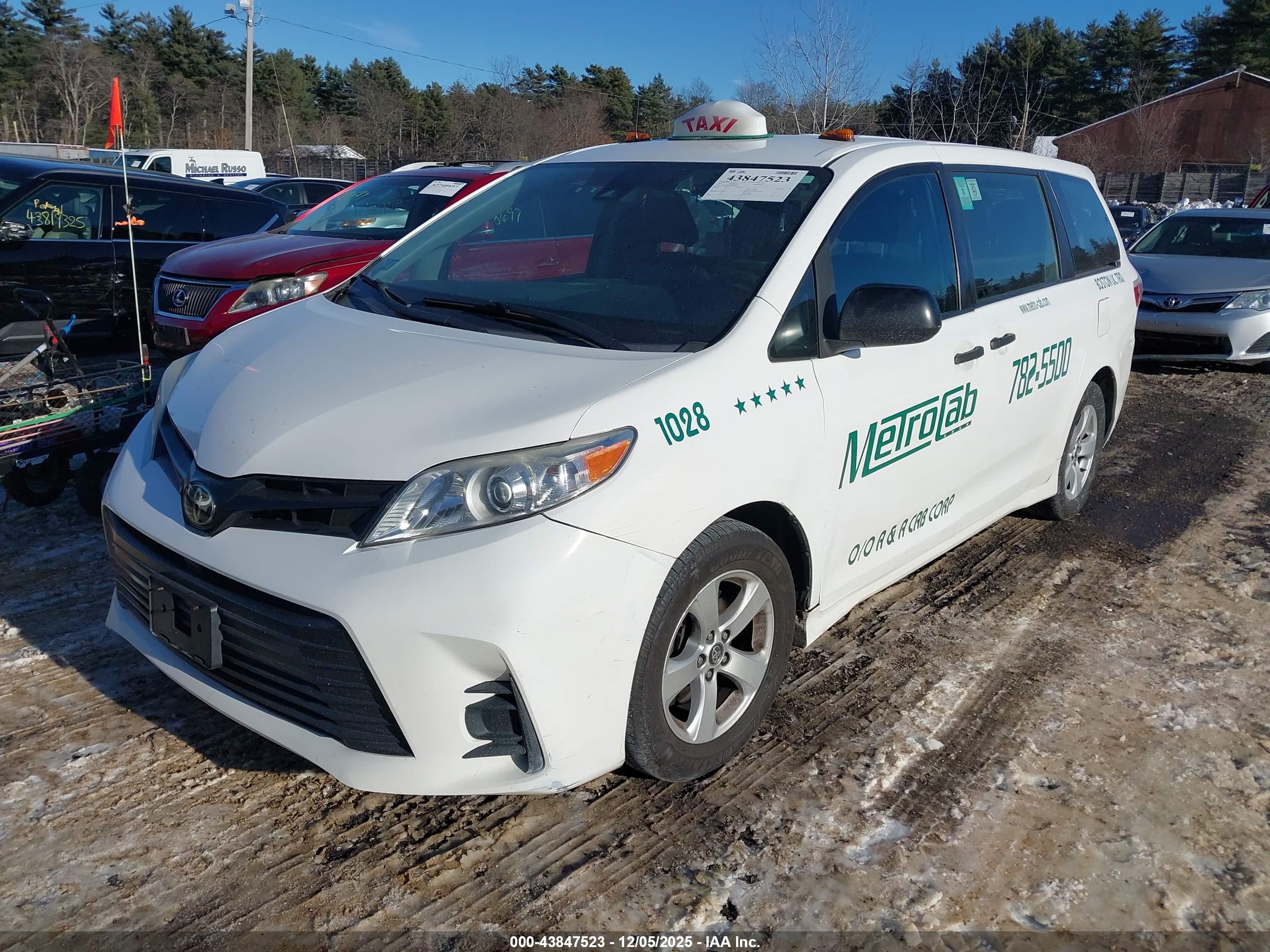 TOYOTA SIENNA image 2