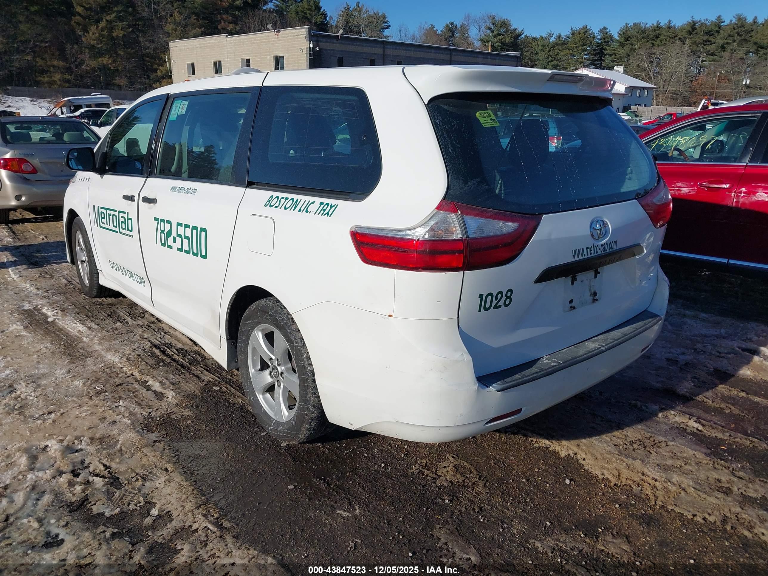 TOYOTA SIENNA image 3