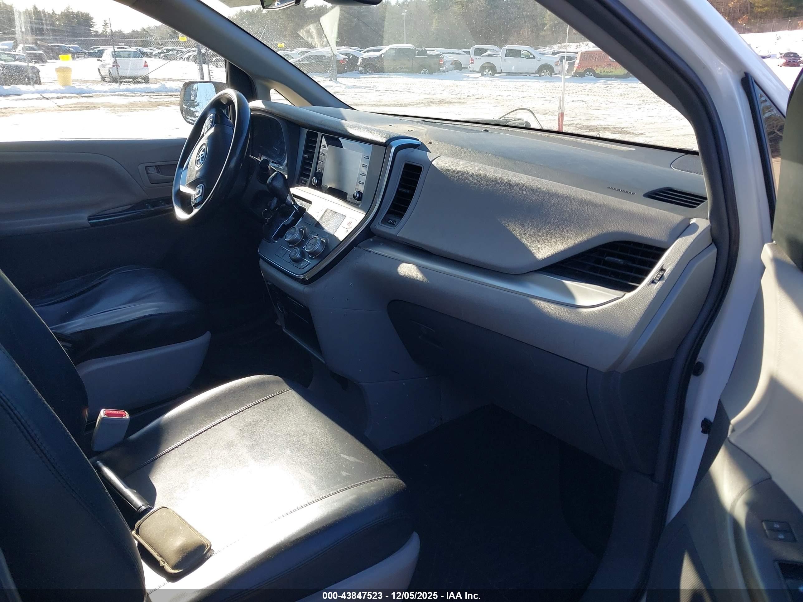TOYOTA SIENNA image 5