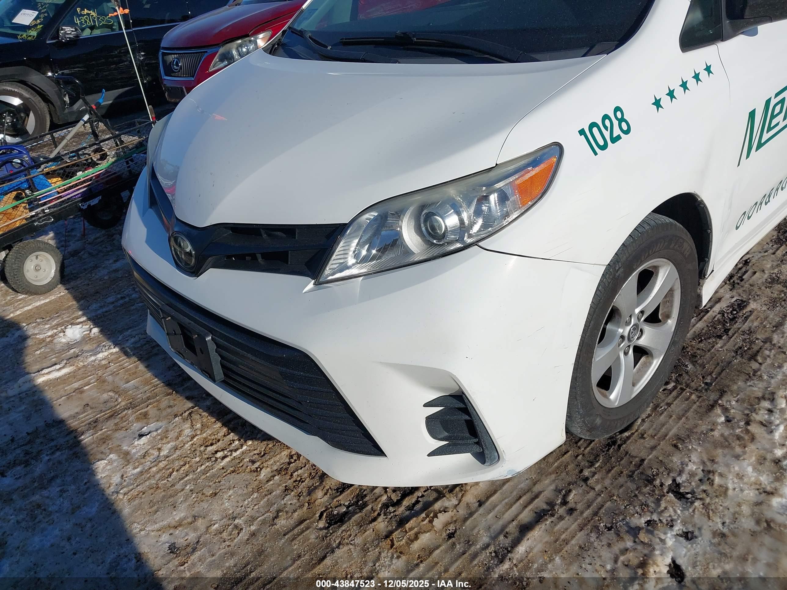 TOYOTA SIENNA image 6