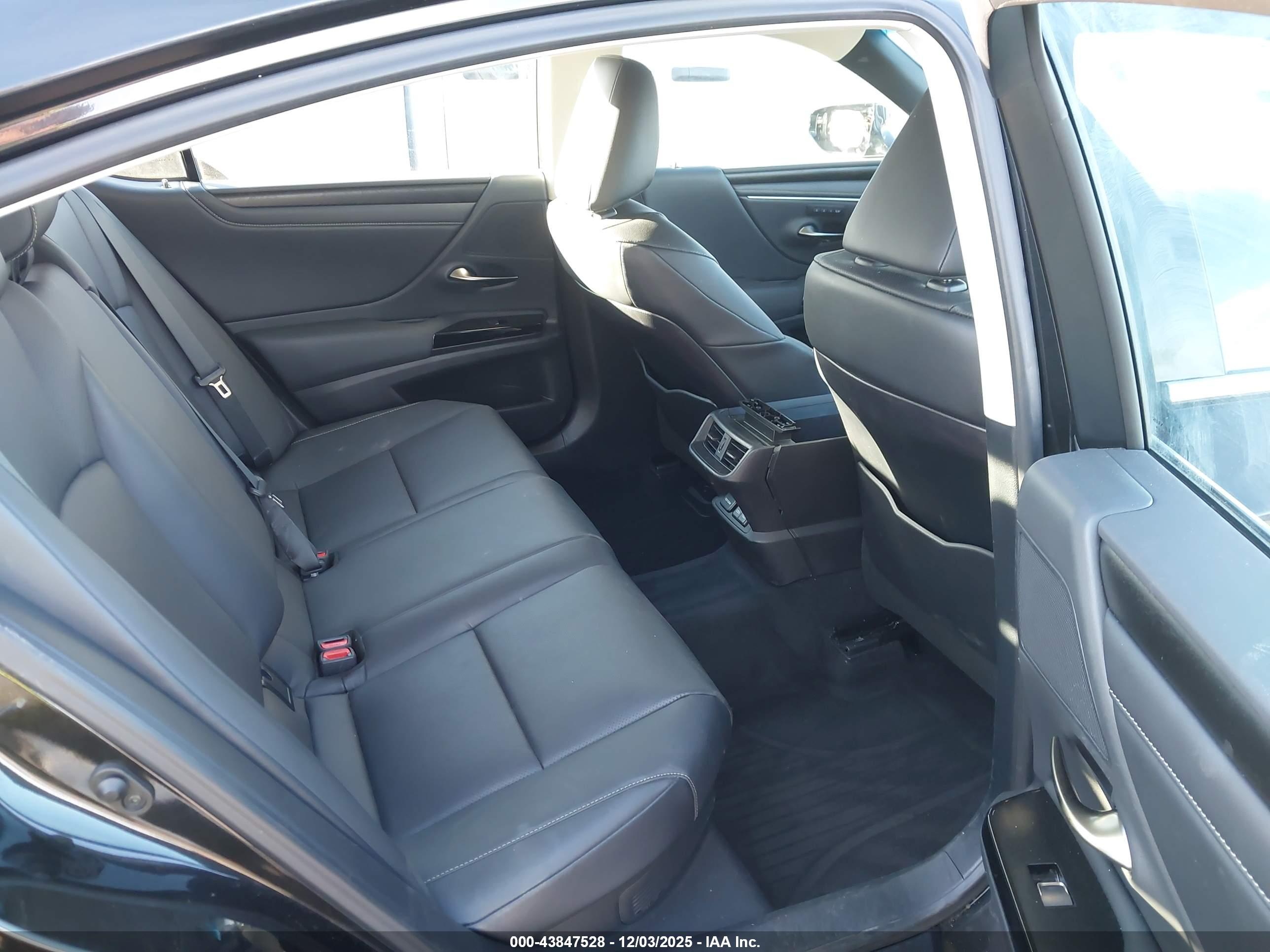 LEXUS ES image 8