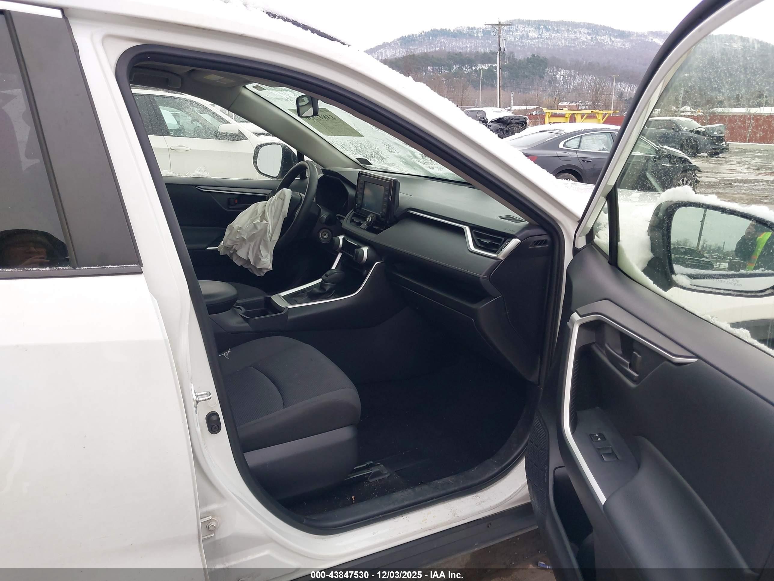 TOYOTA RAV4 image 5