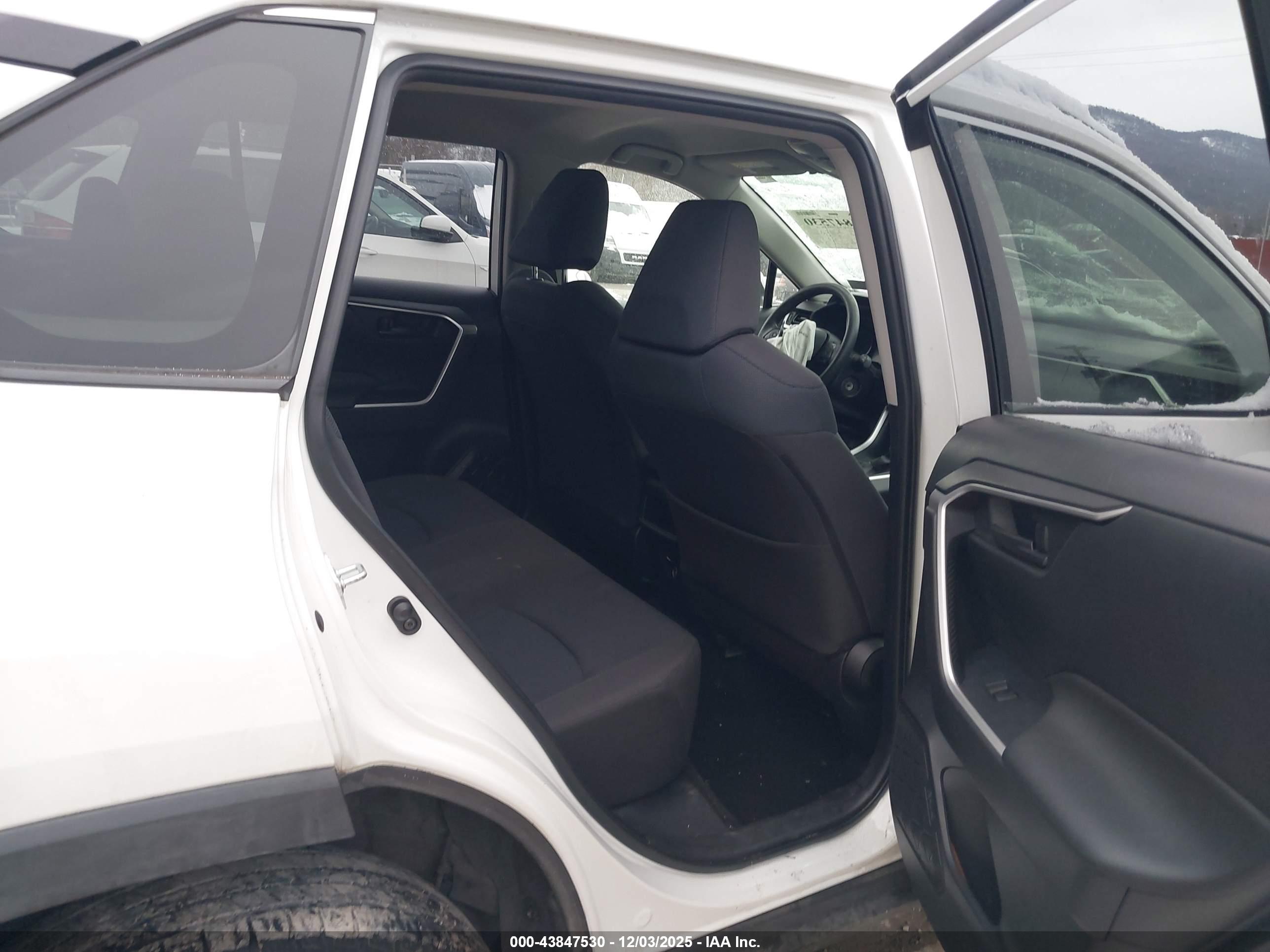 TOYOTA RAV4 image 8