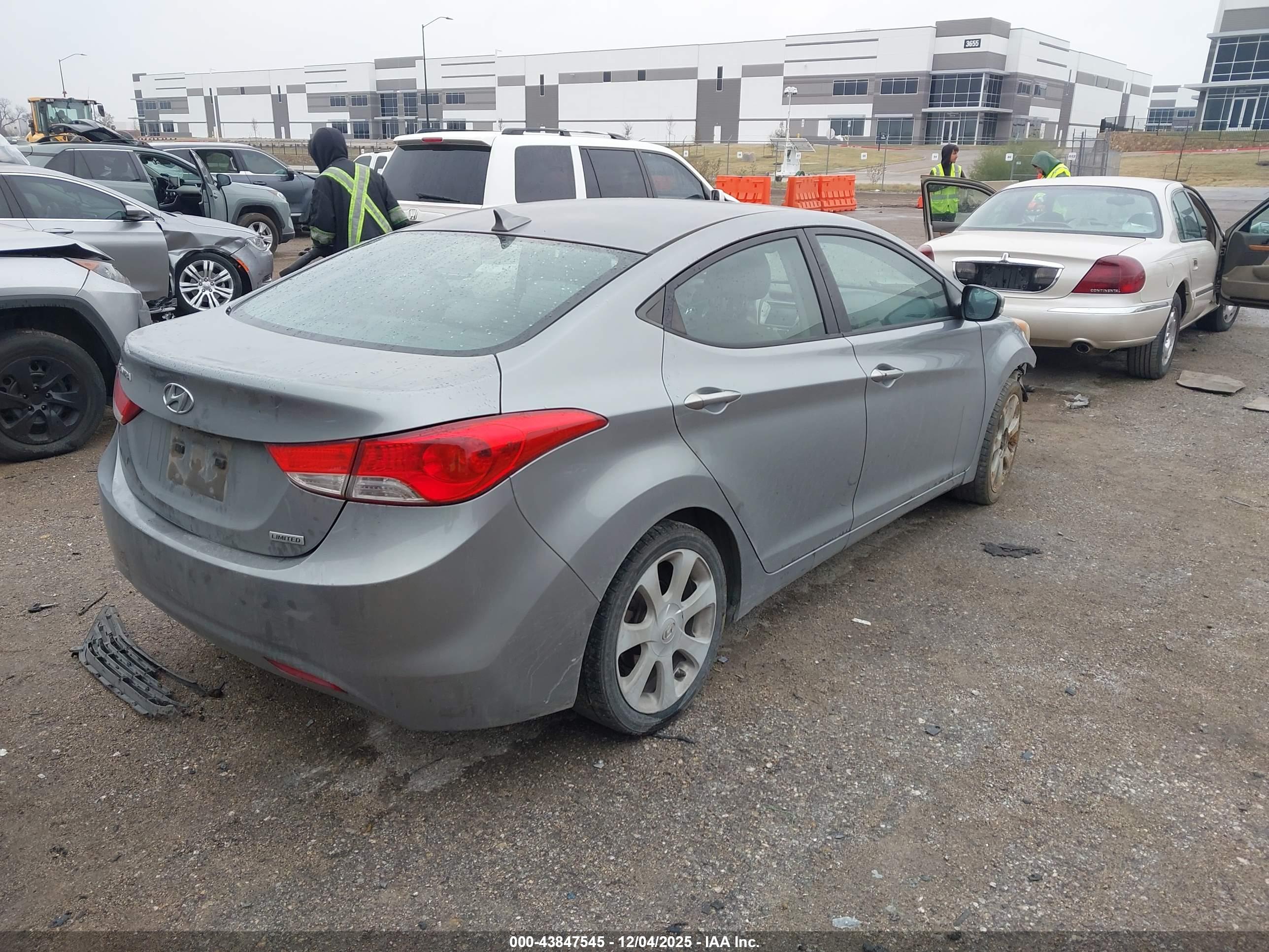 HYUNDAI ELANTRA image 4