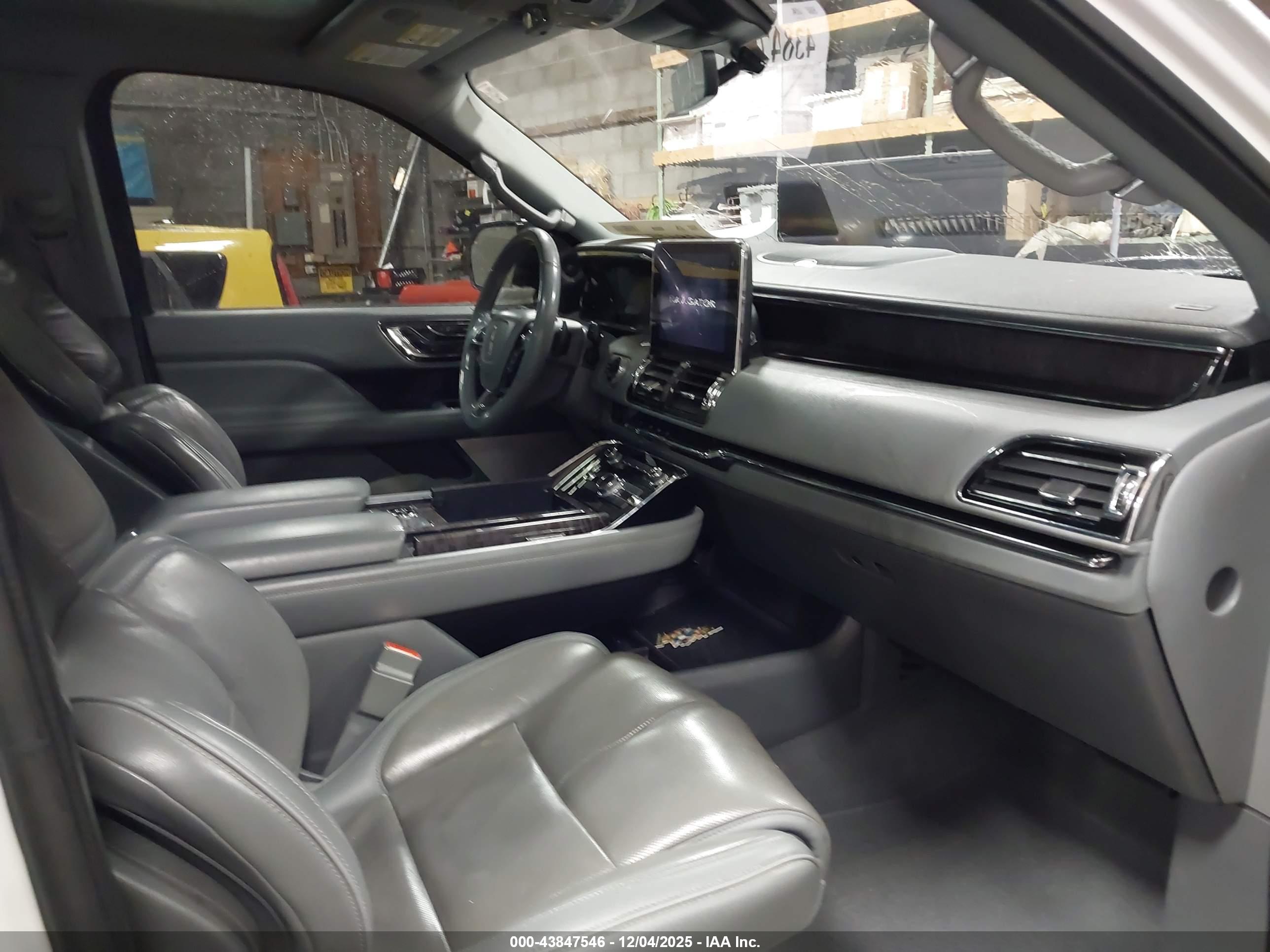 LINCOLN NAVIGATOR image 5