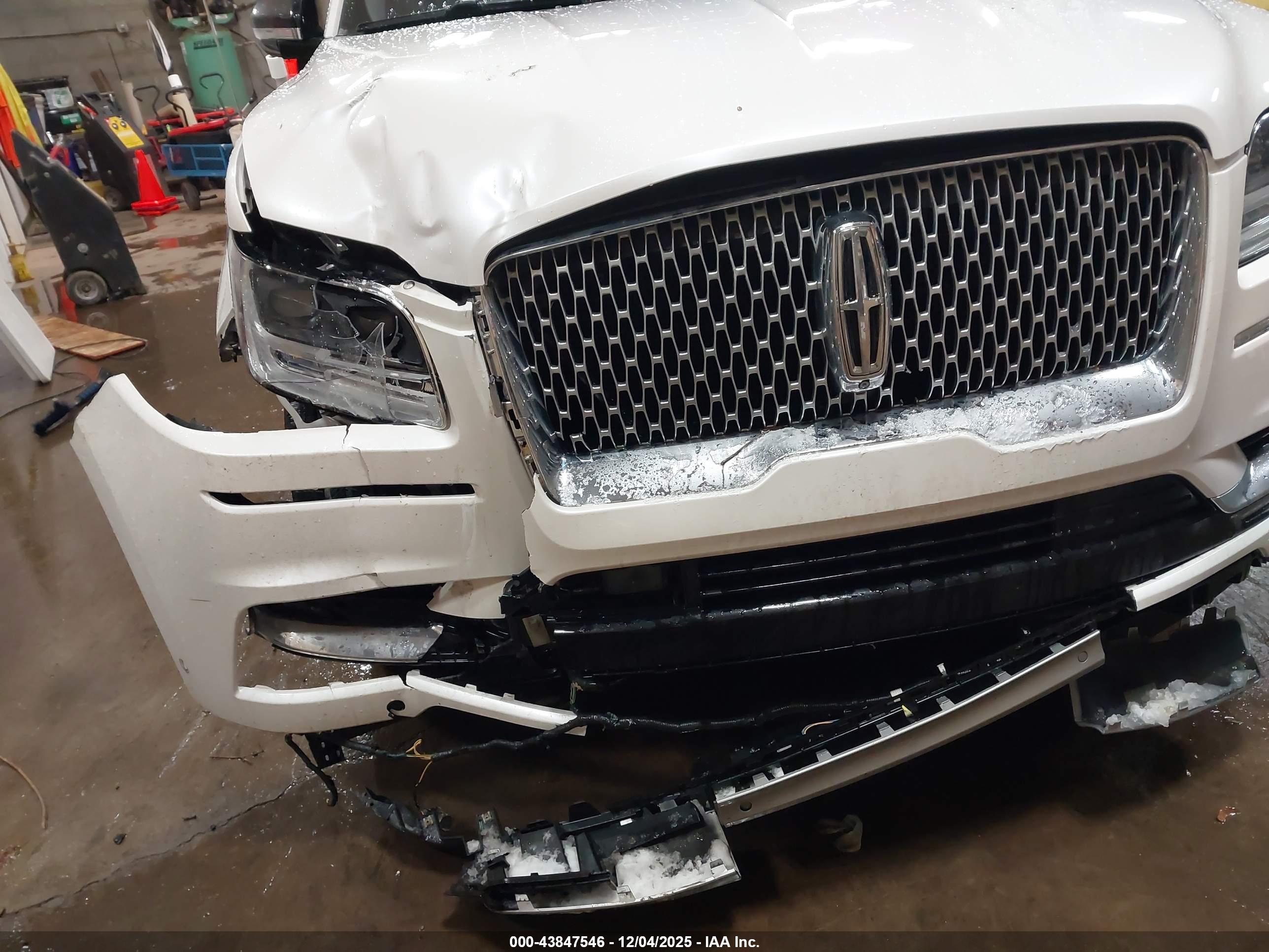 LINCOLN NAVIGATOR image 6