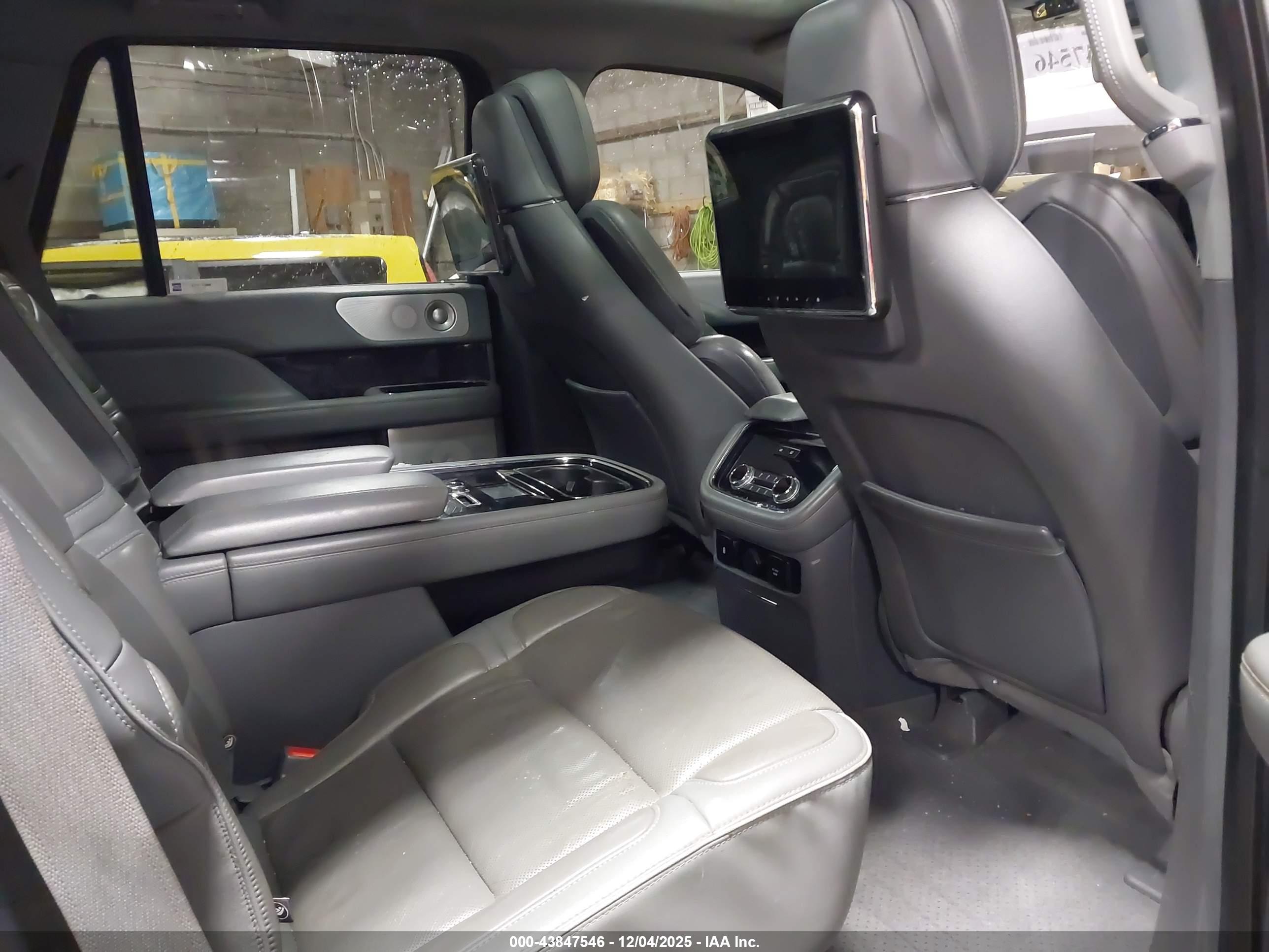 LINCOLN NAVIGATOR image 8