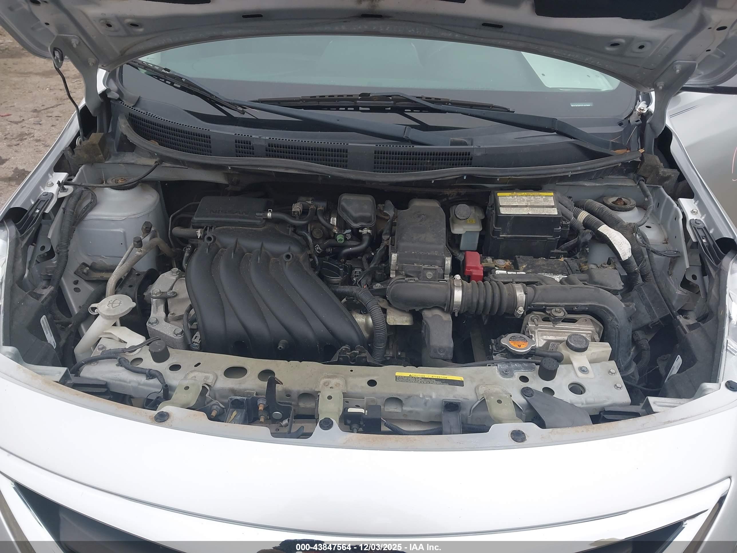 NISSAN VERSA image 10
