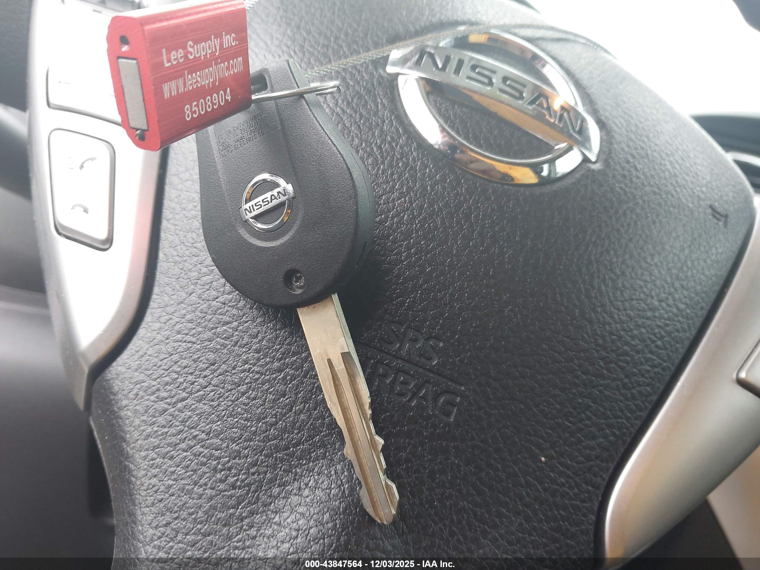 NISSAN VERSA image 11