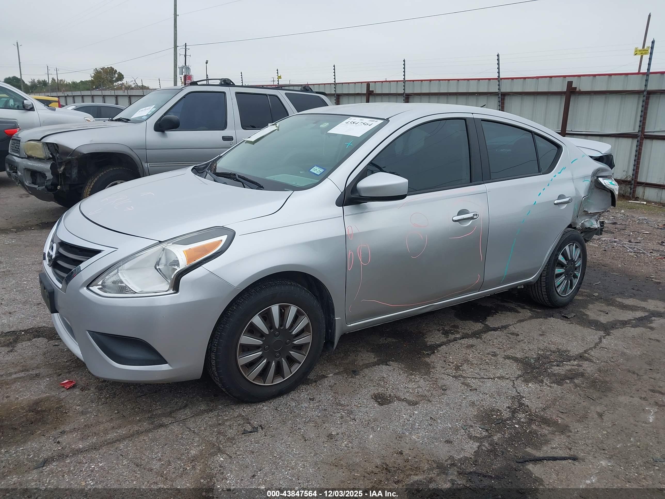 NISSAN VERSA image 2