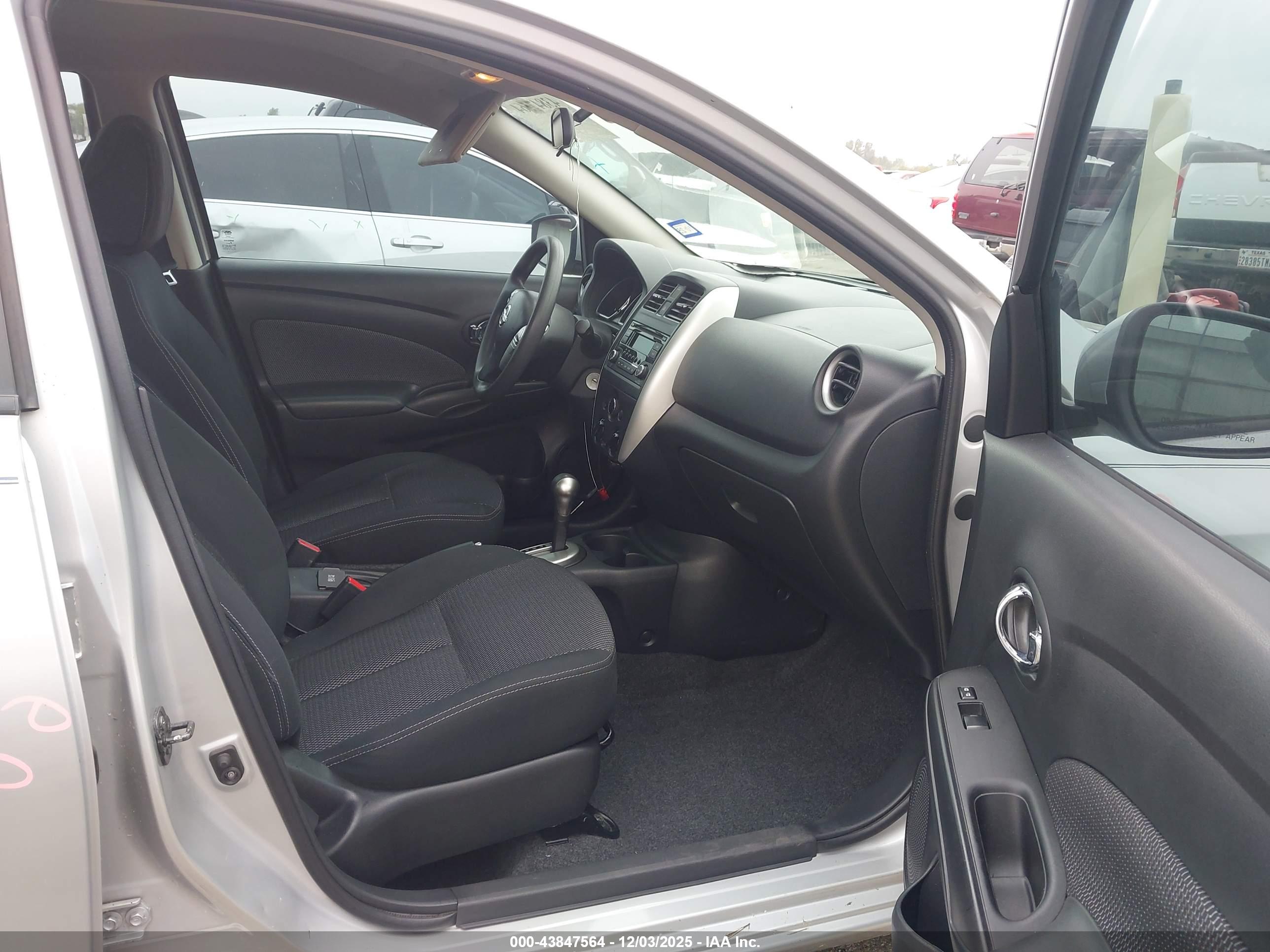 NISSAN VERSA image 5