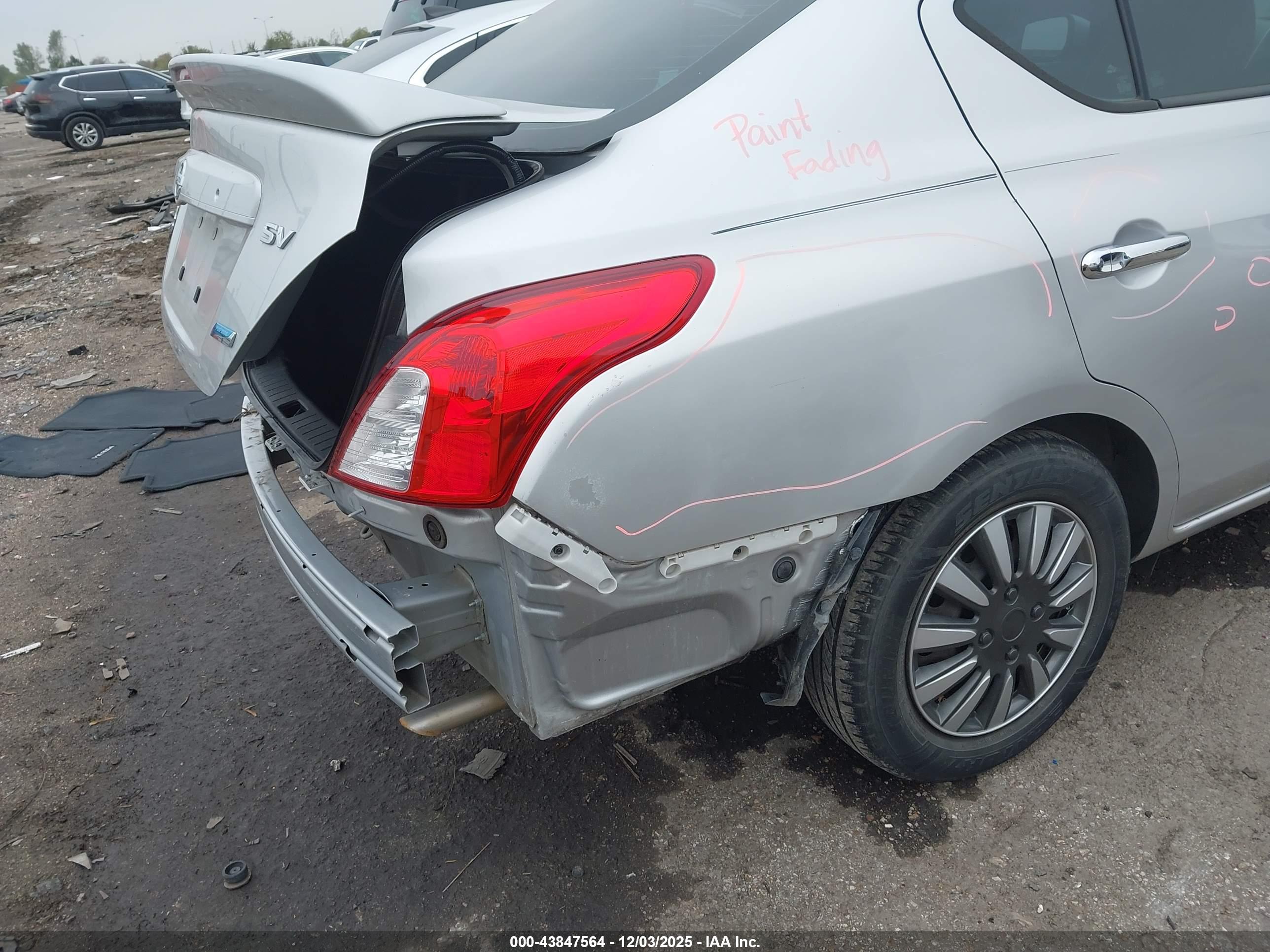 NISSAN VERSA image 6