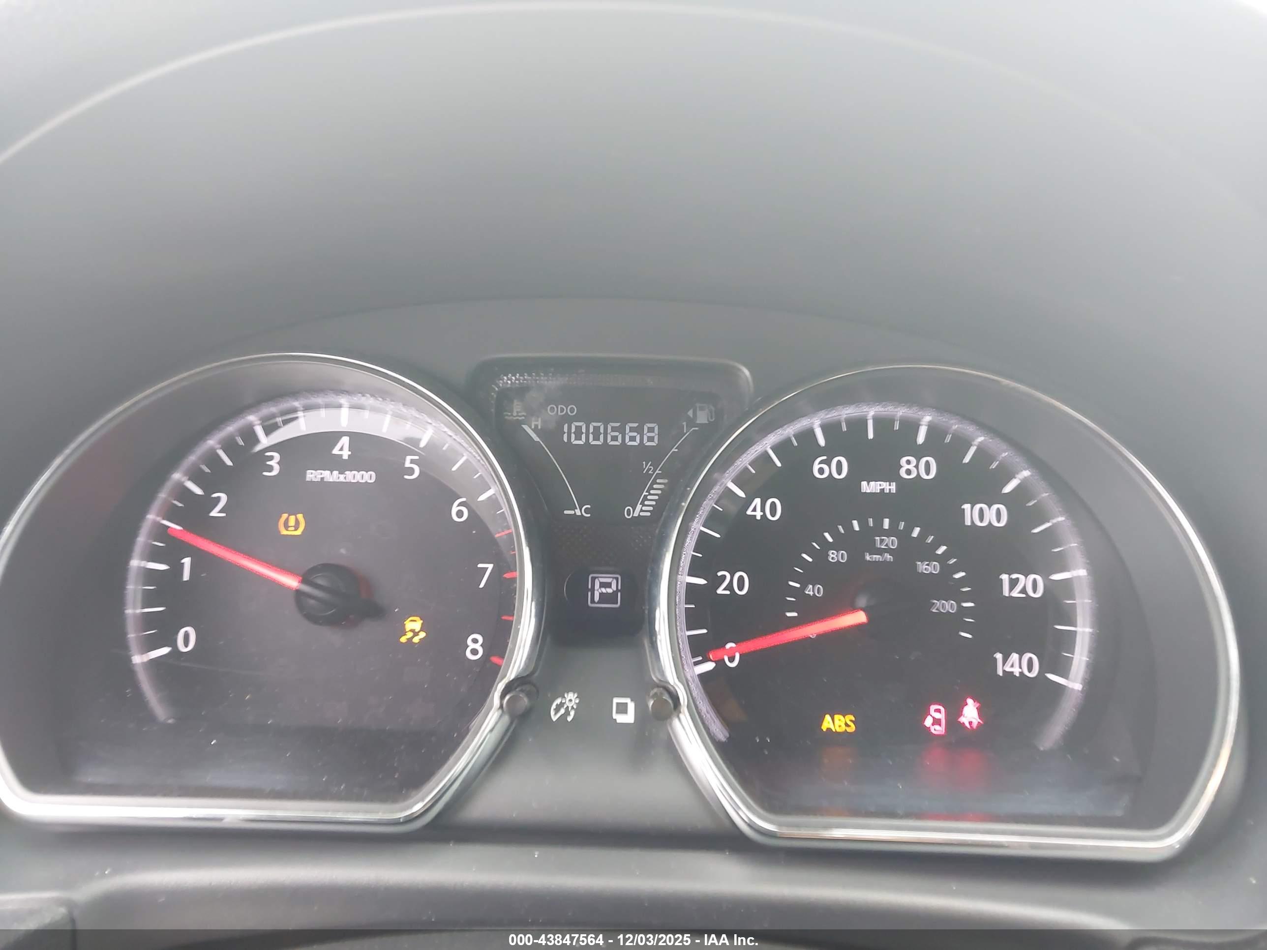 NISSAN VERSA image 7