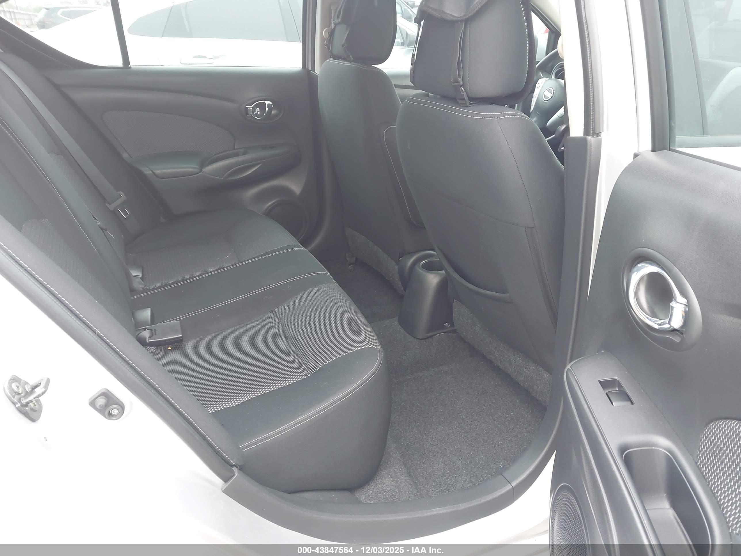 NISSAN VERSA image 8